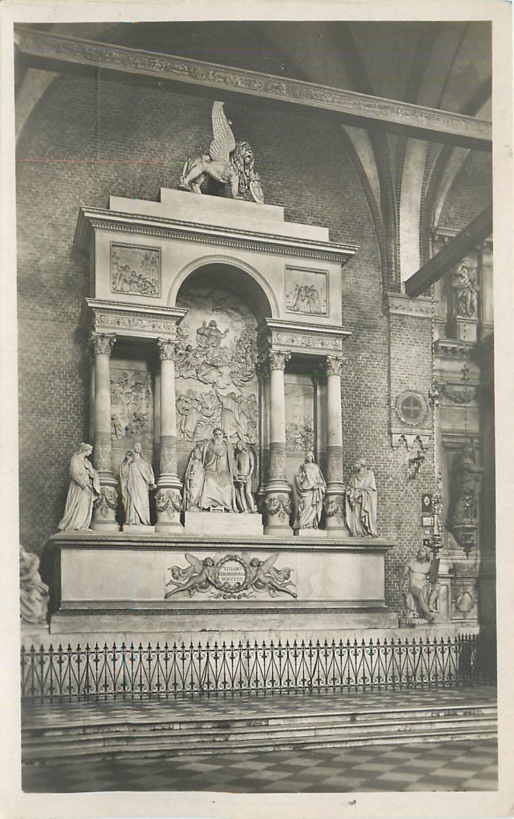 CPA Venezia Chiesa di S Maria Gloriosa dei Frari Monumento a Tiziano