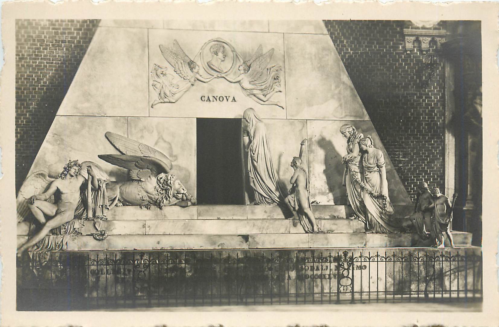 CPA Venezia Basilica di S Maria Gloriosa dei Frari Monumento a Canova