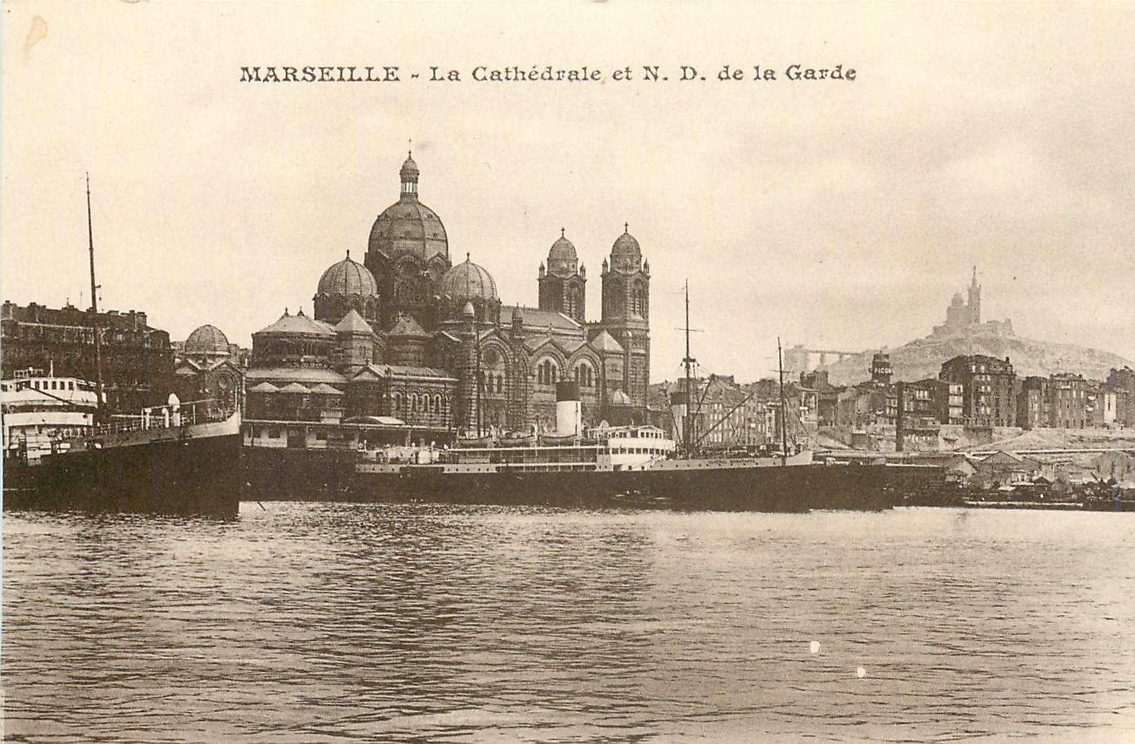 CPA Marseille La Cathedrale et N D de la Garde Bateaux