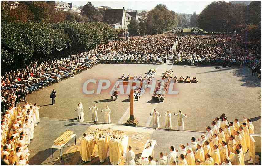 CPM Lourdes Les Malades sassistant au chemin de croix et a la Messe sur le parvis du Rosaire