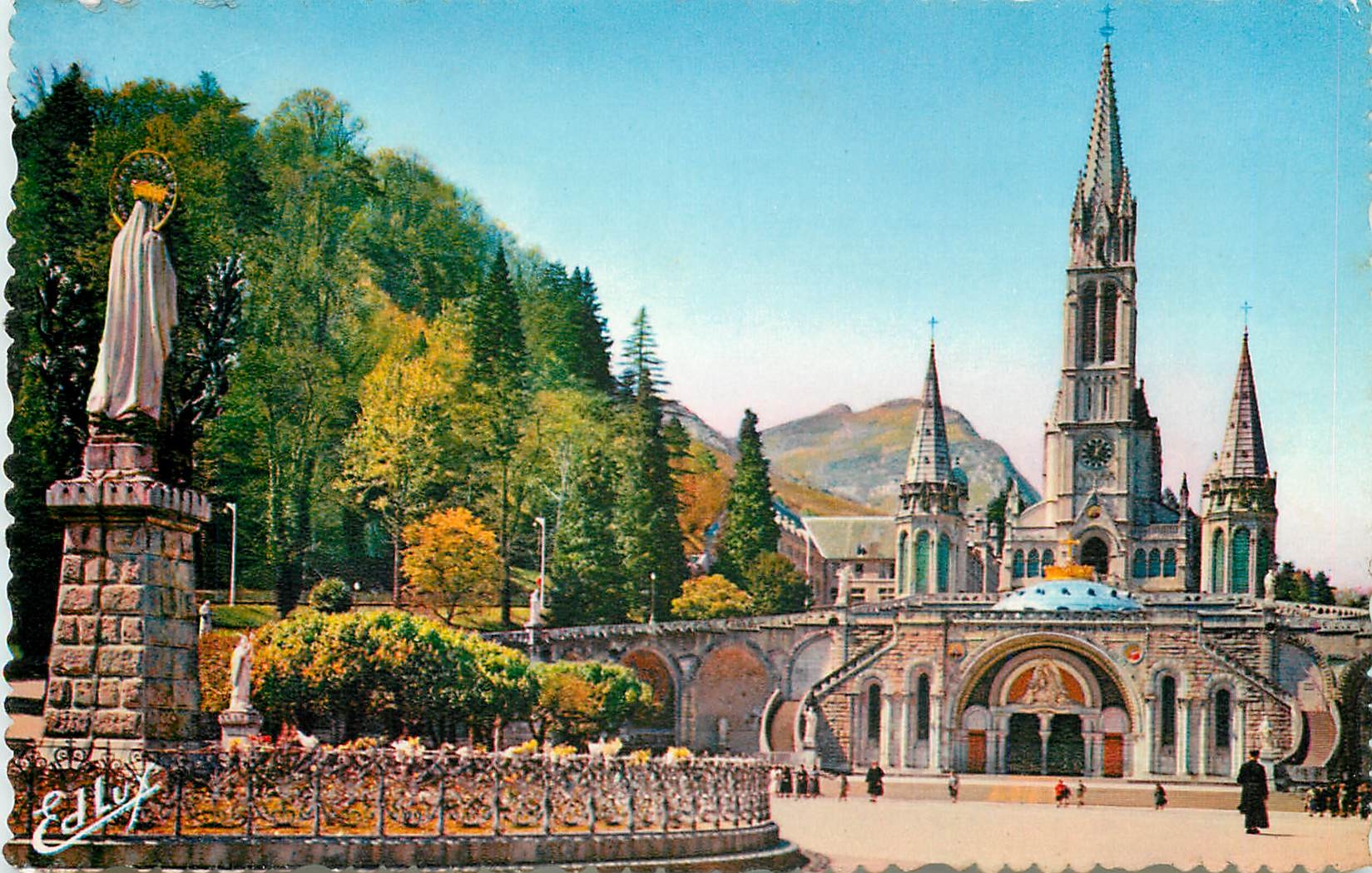 CPM Lourdes La Basilique et la Vierge Courinne