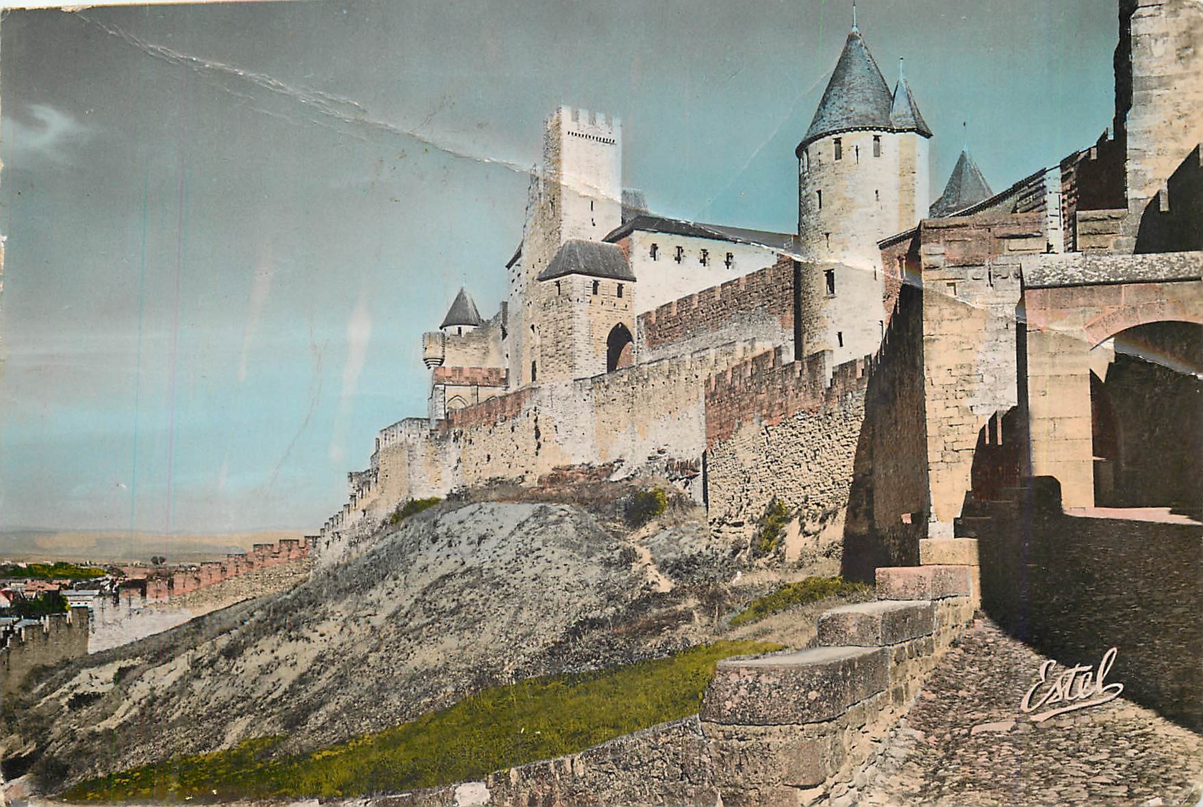 CPM La Cite de Carcassonne La Porte d'Aude les Remparts de la Face Quest et la Grande Barbacane