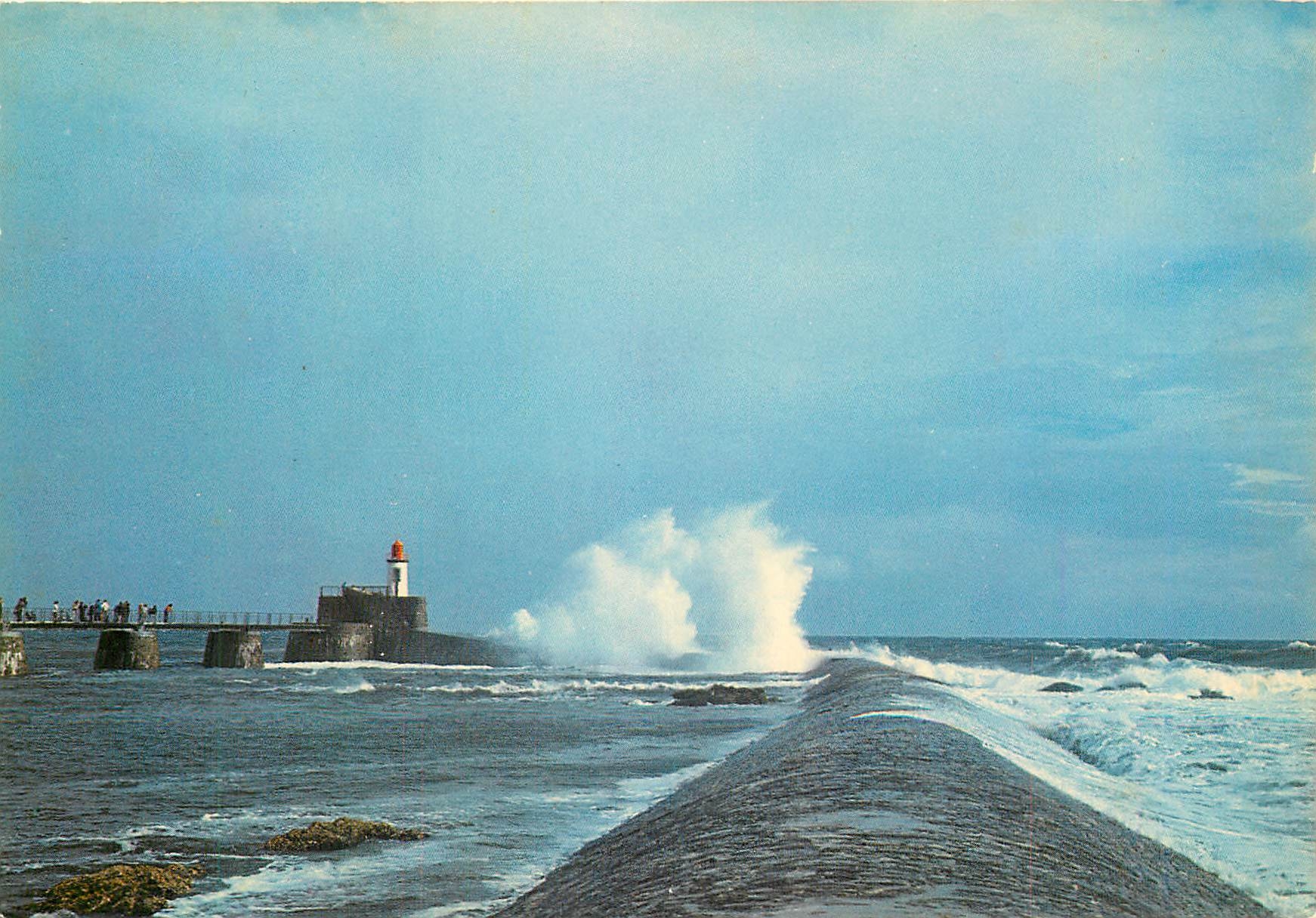 CPM Les Sables d'Olonne le Brise Lames La Grande Jetee