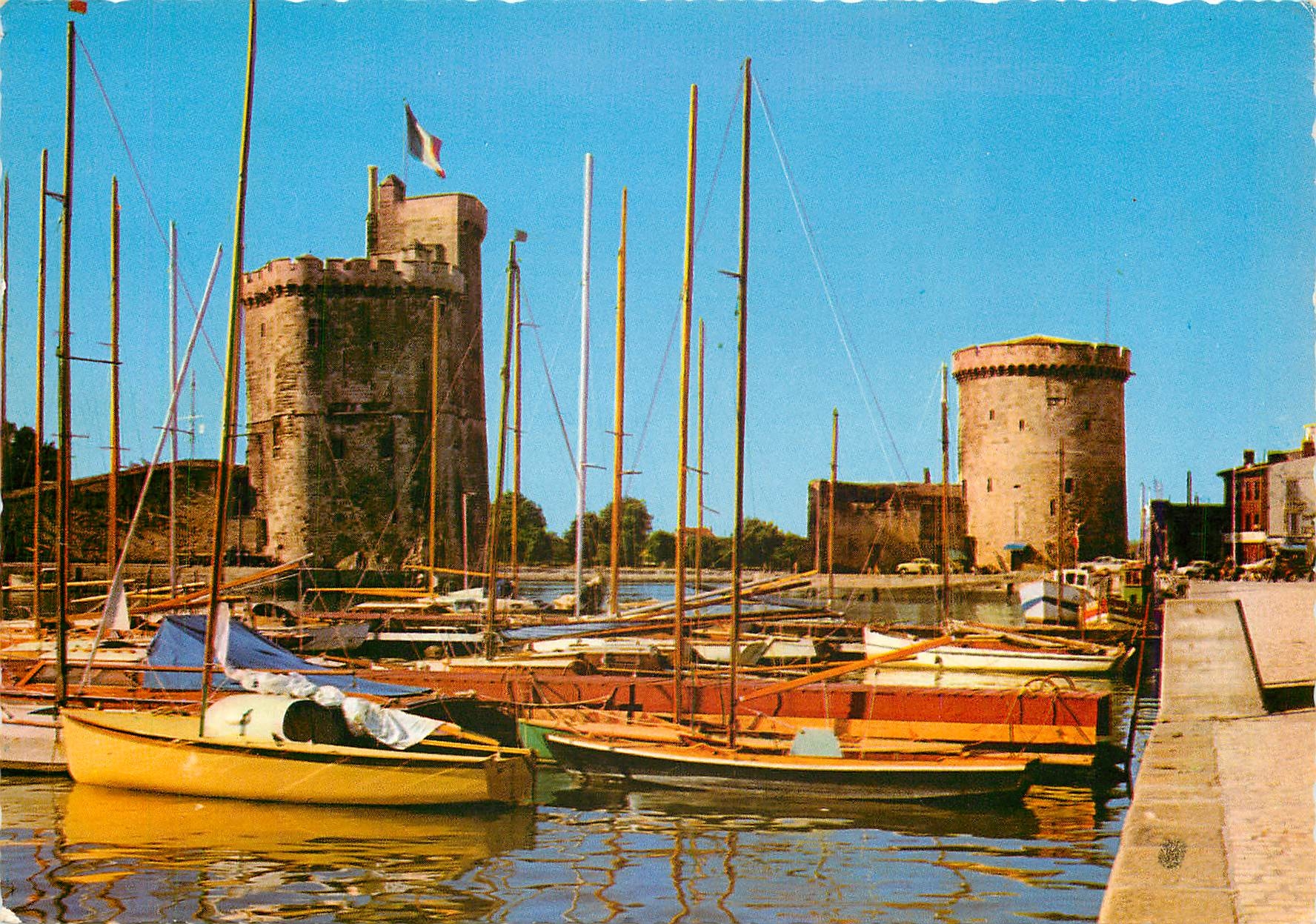 CPM La Rochelle (Char Mar) La Tour Nicolas et la Tour de la Chaine Bateaux