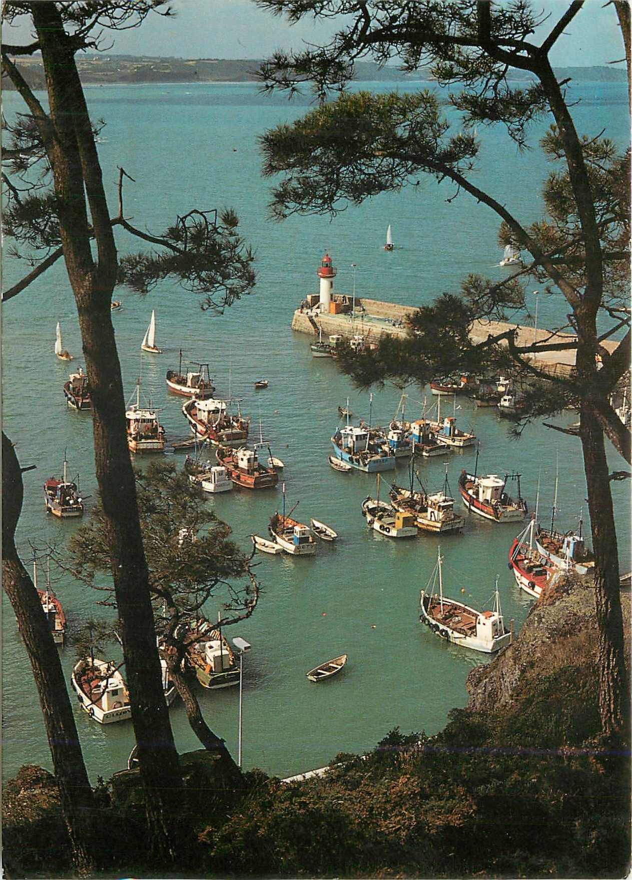 CPM La Bretagne pittoresque la digue et le Petit Port Bateaux