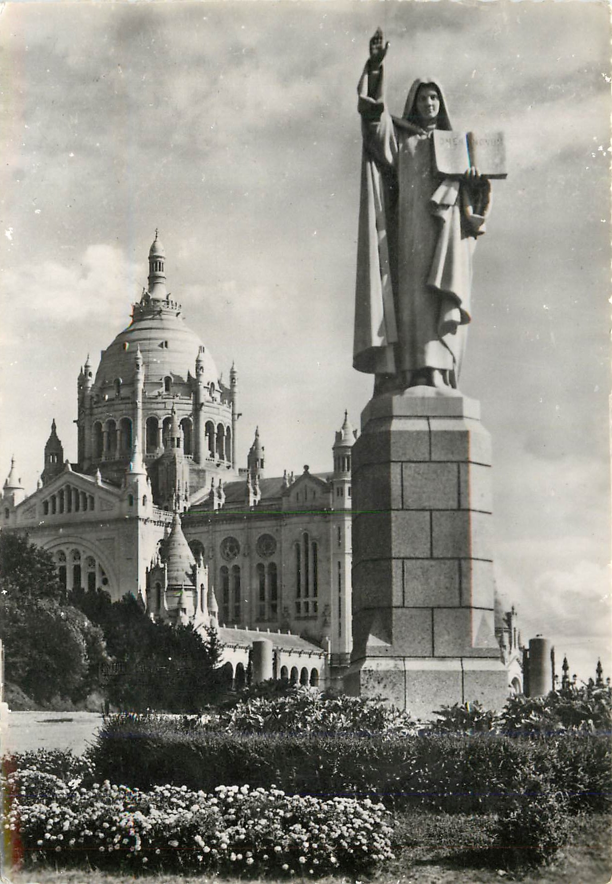 CPM La Basilique de Lisieux Statue de Ste Therese a l'Entree du Parvis