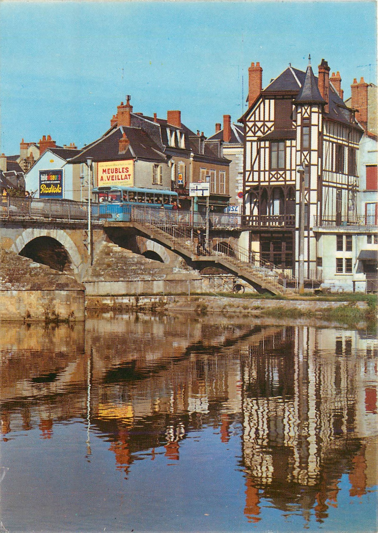 CPM Vierzon (Cher) Le bords de l'Yevre Meubles Veillat