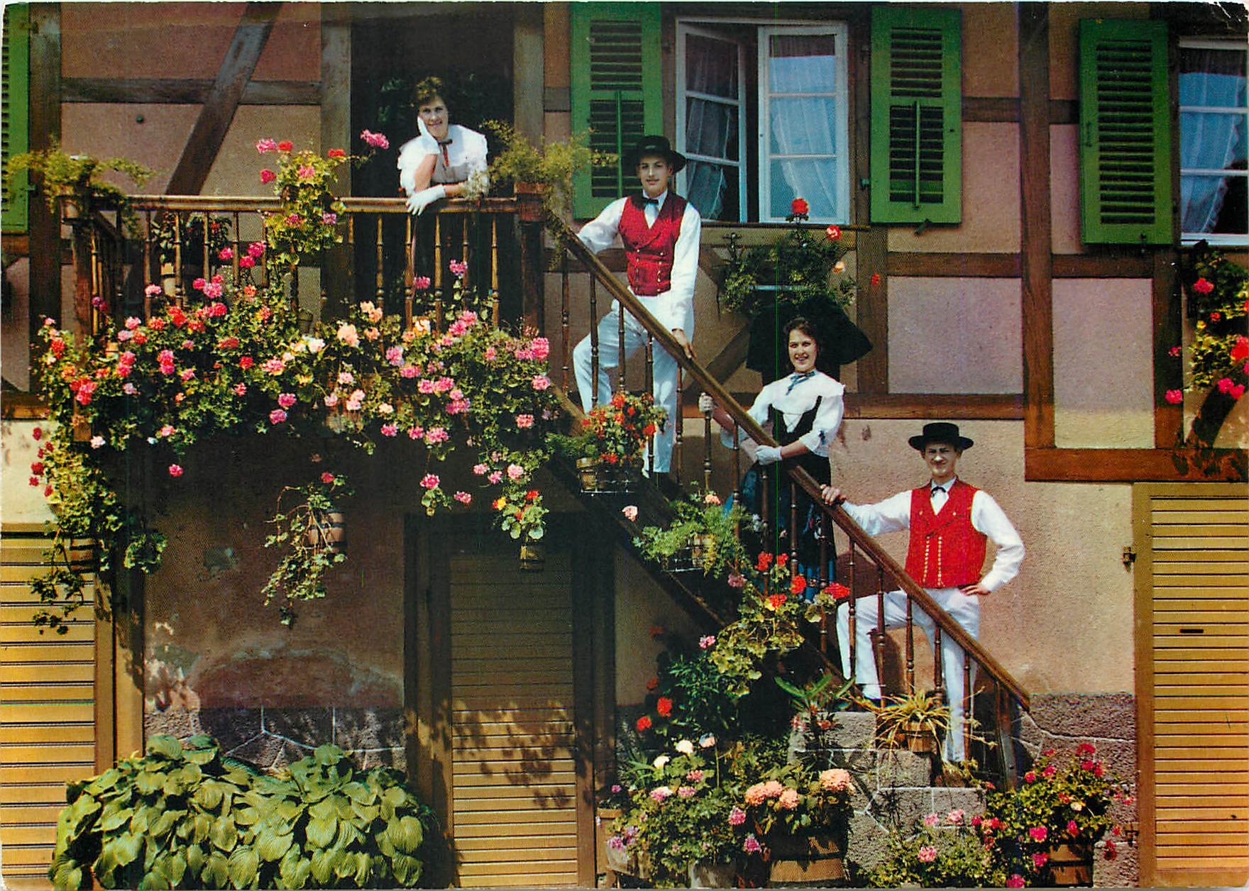 CPM Couleurs et Folklores d'Alsaces La maison fleurie Folklore