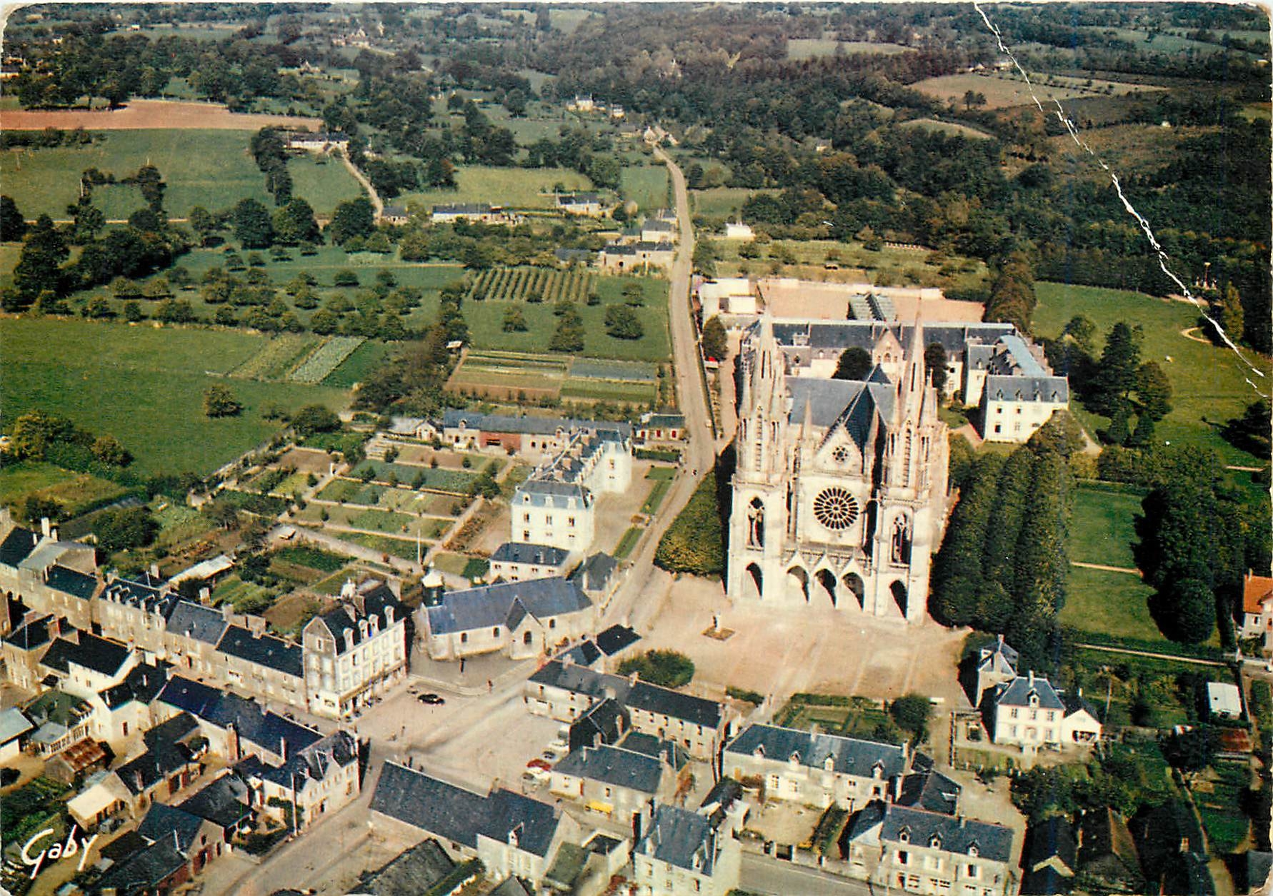 CPM La France Vue du Ciel Pont Main (Mayenne) Vue generale et la Basilique