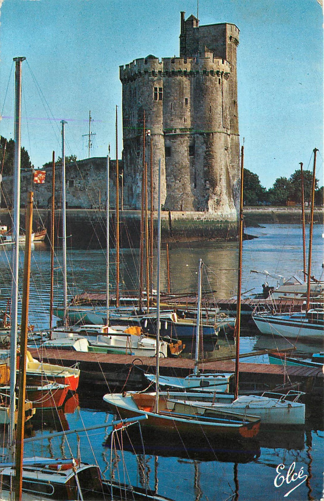 CPM La Rochelle (Ch Mme) Un coin du Bassin des Yachts et la Tour Saint Nicolas Bateaux