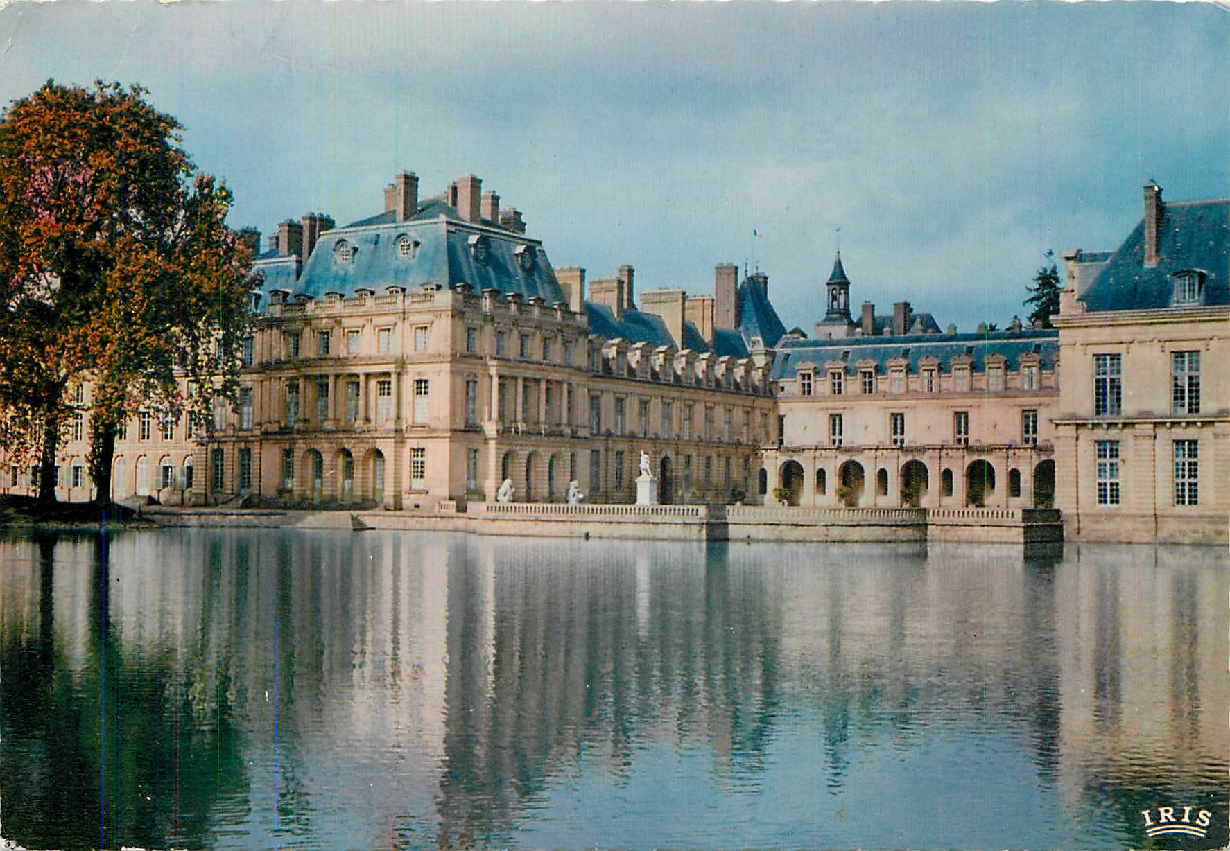 Fontainebleau — La Cour des Fontaines — Éditeur IRIS