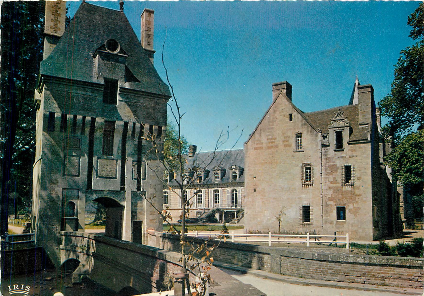 CPM En Normandie Chateau du XVe s aerium de Fervaques visites (Exterieur seulement)
