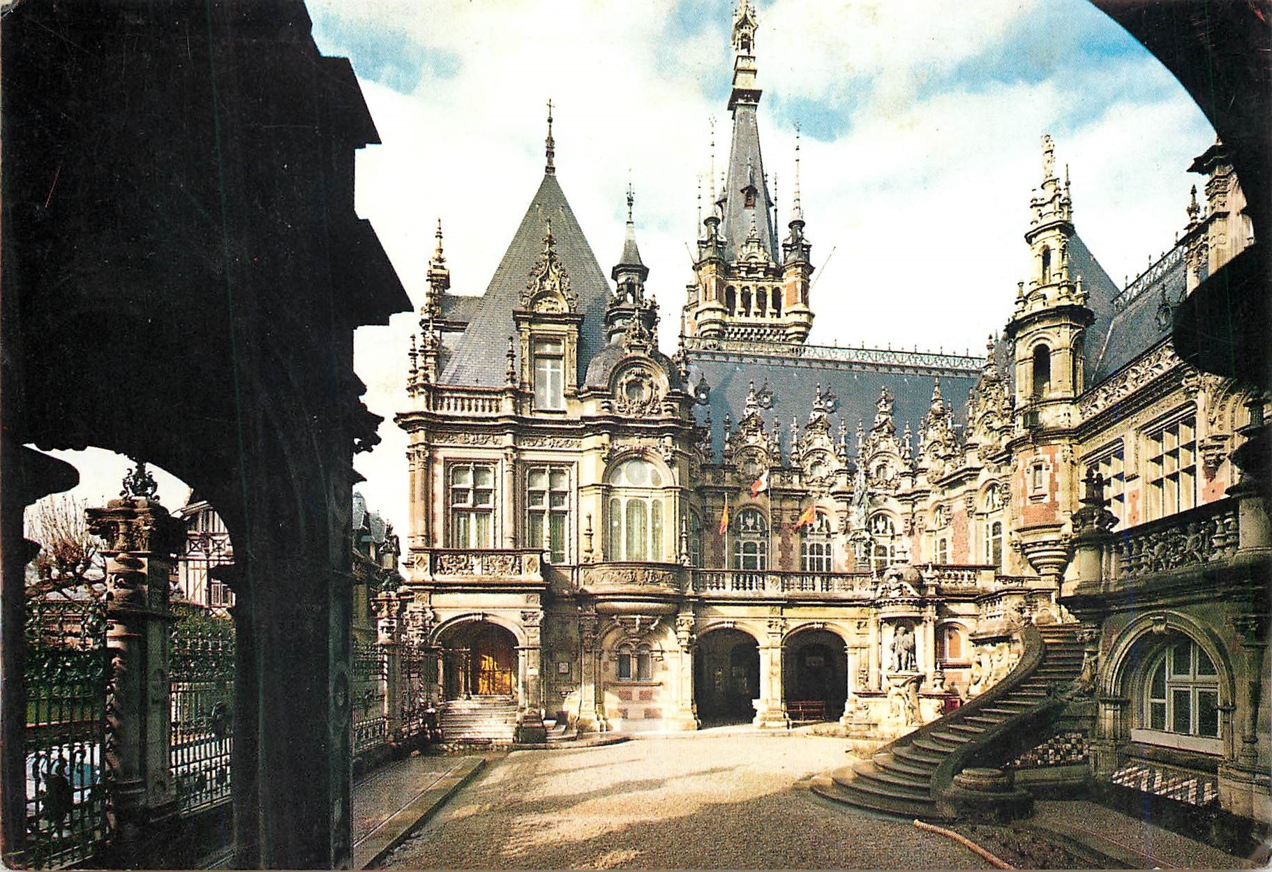 CPM Benedictine a Fecamp vue de la Cour d'Honneur