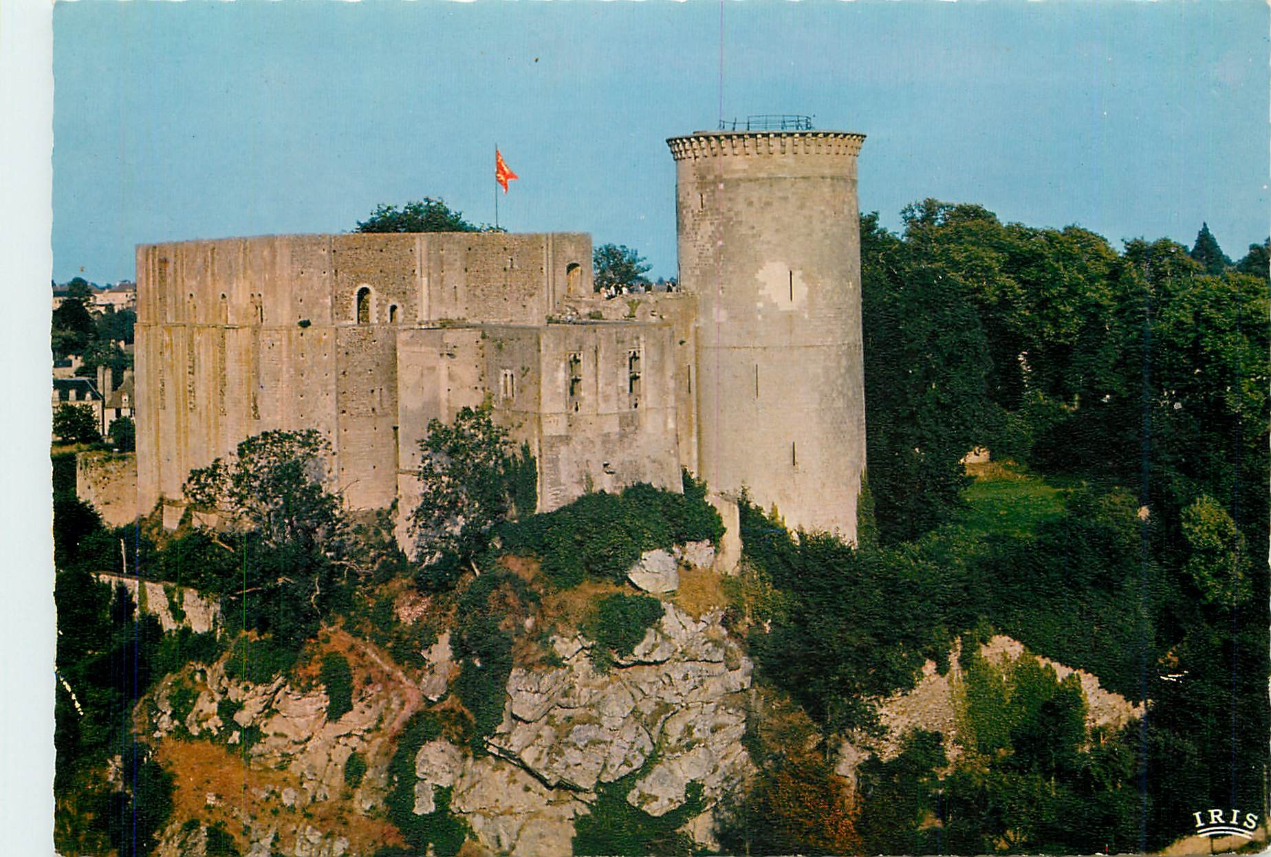 CPM En Normandie le chateau de Falaise remparts enceinte du XIIIe s (Visites tous les jours)