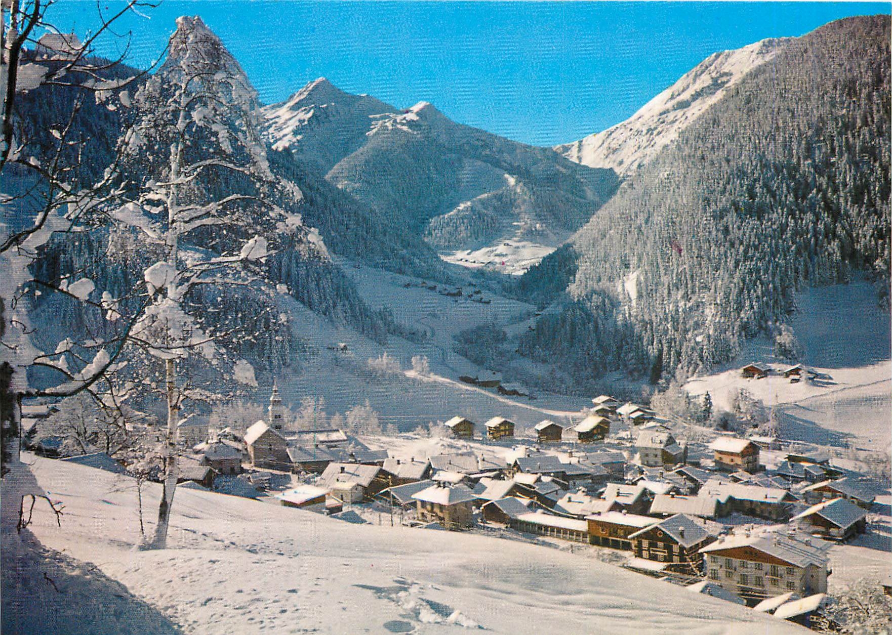CPM Areches (Savoie) Vue generale au second plan le pittoresque village de la Thuile