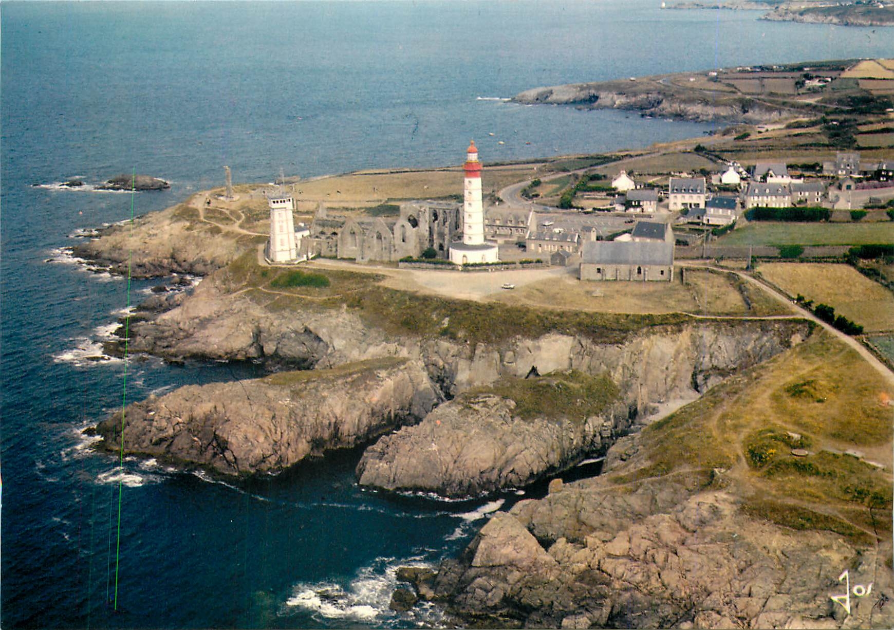 CPM La Bretagne en Coulerus Le Conquet La Pointe Saint Mathieu le phare et l'abbaye