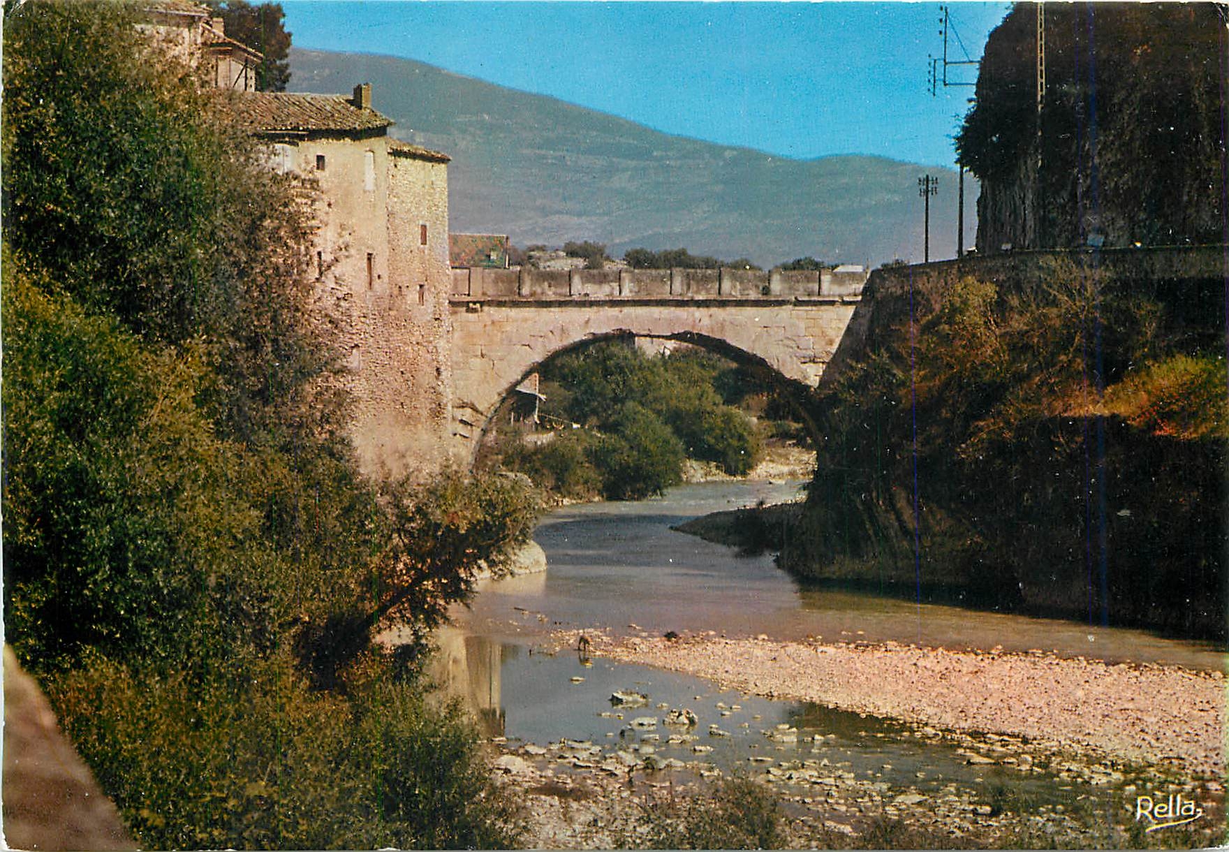 CPM Vaison la Romaine (Vaucluse) Pont romain dont l'arche unique(17 20 m d'ouverture et 9 m de large