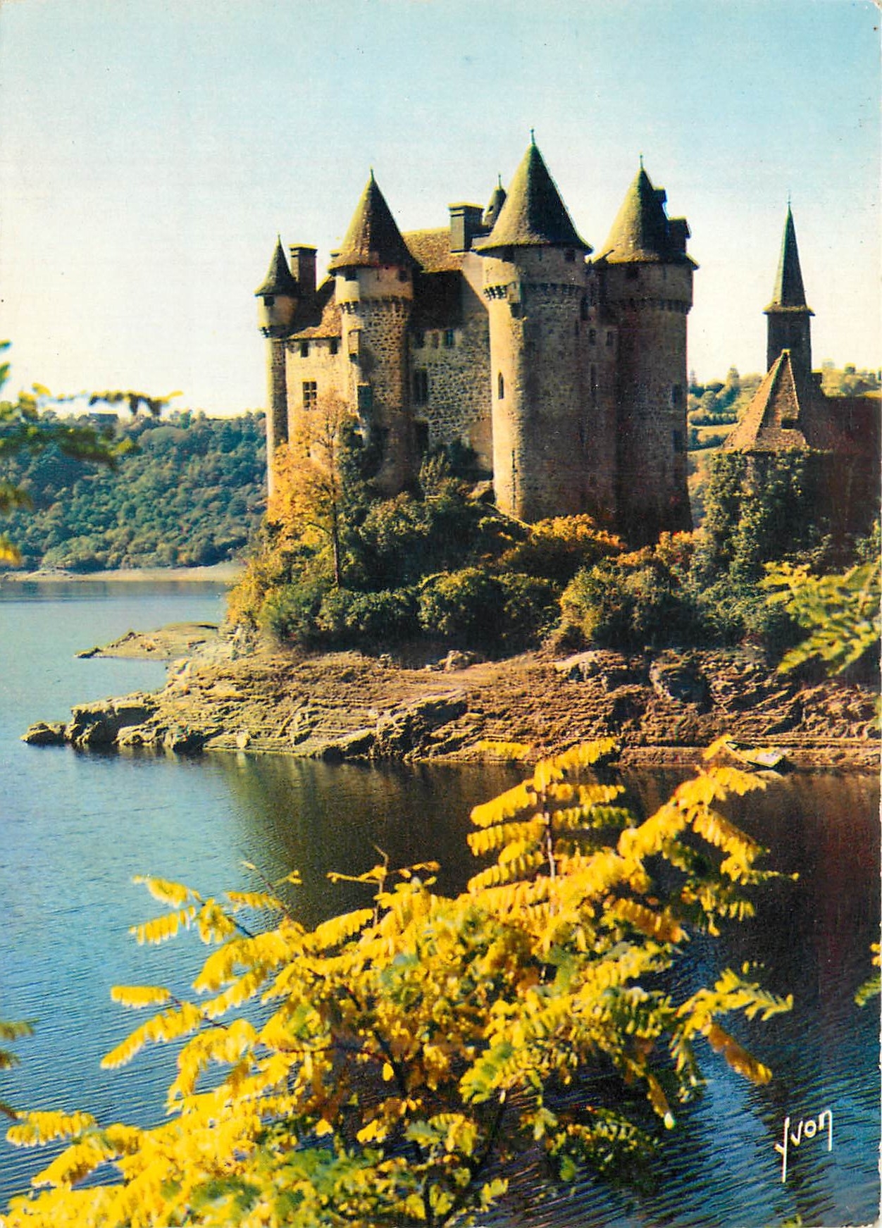 CPM En Auvergne Les environs de Bort les Orgues Chateau de Val (Cantal)