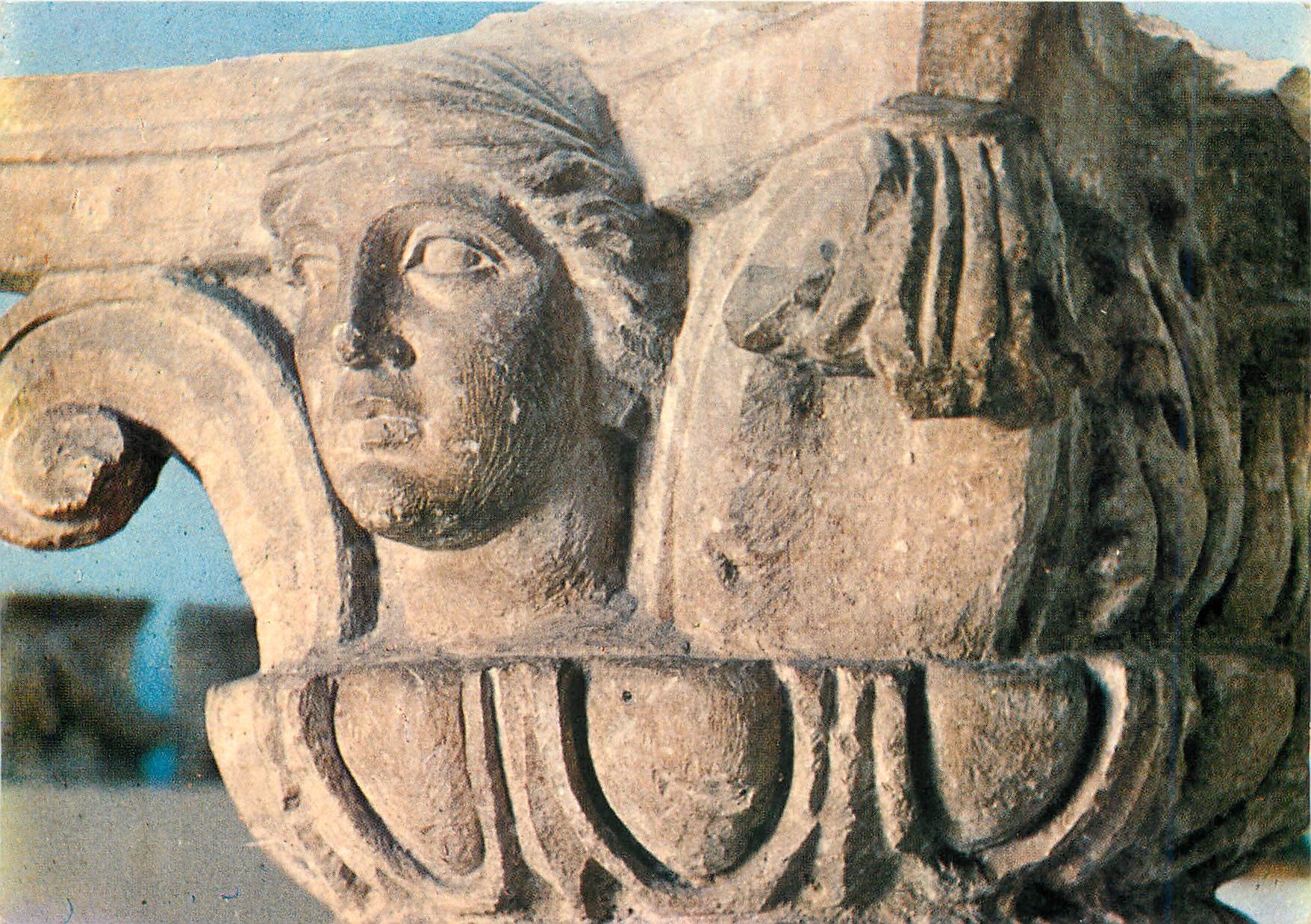 CPM Nimes (Gard) Musee de la Maison Carree Chapiteau Figure en pierre trouve a Nimes Epoque Romaine