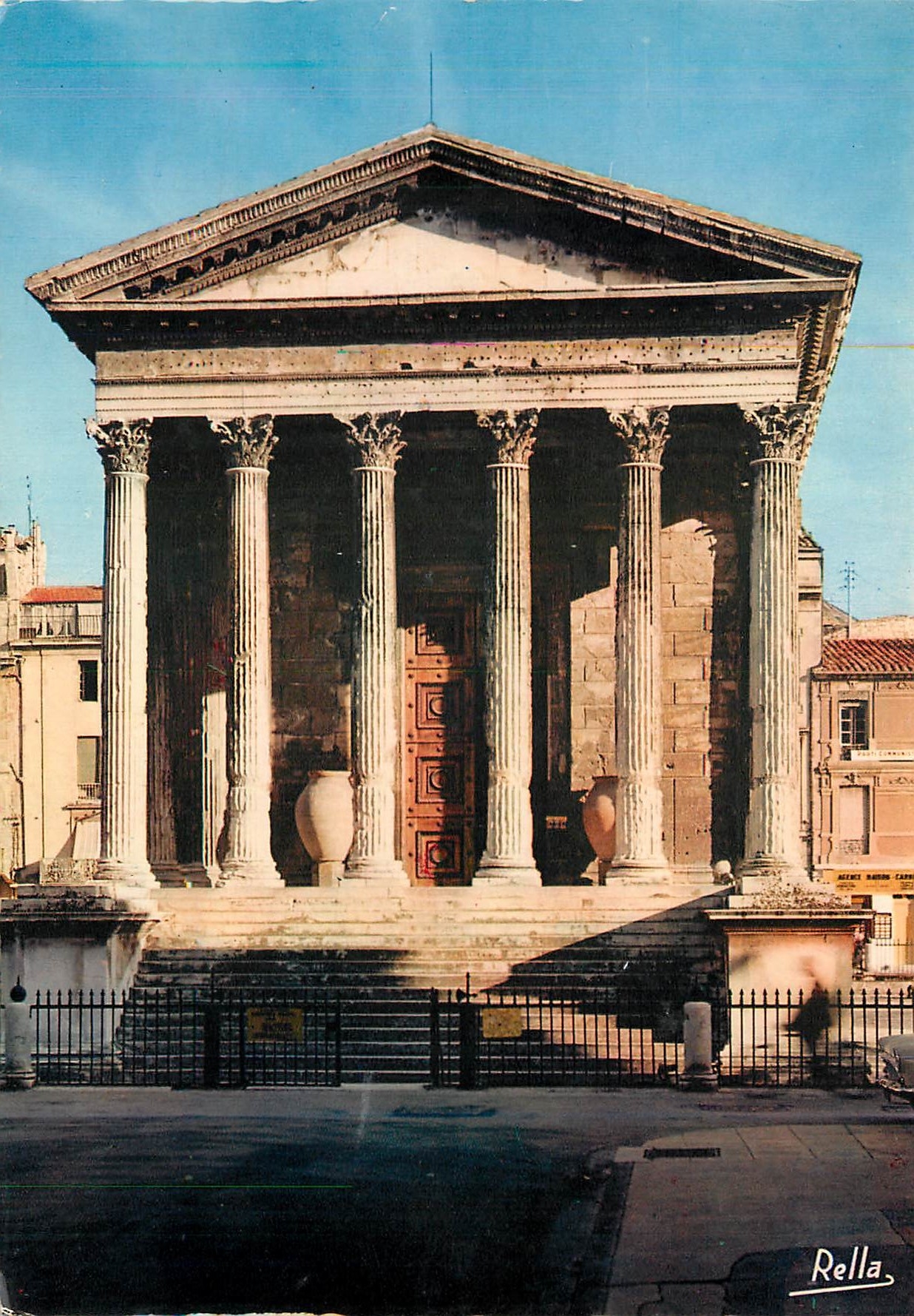 CPM Nimes (Gard) La Maison Carree Monument romain edifie quelques annees avant l'ere chretienne