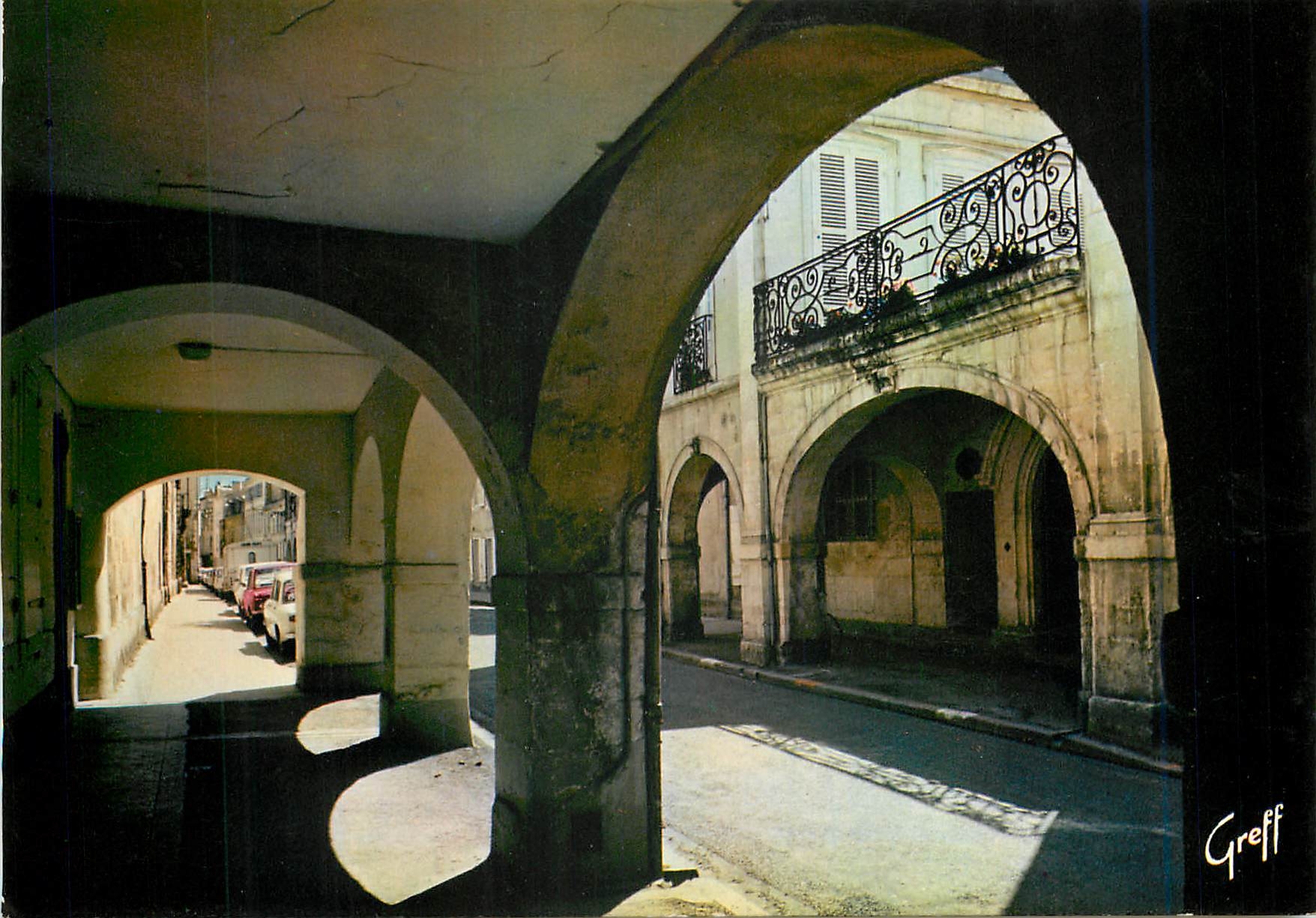 CPM En Aunis La Rochelle (Charente Mme) Une des nombreuses rues a arcades de la ville