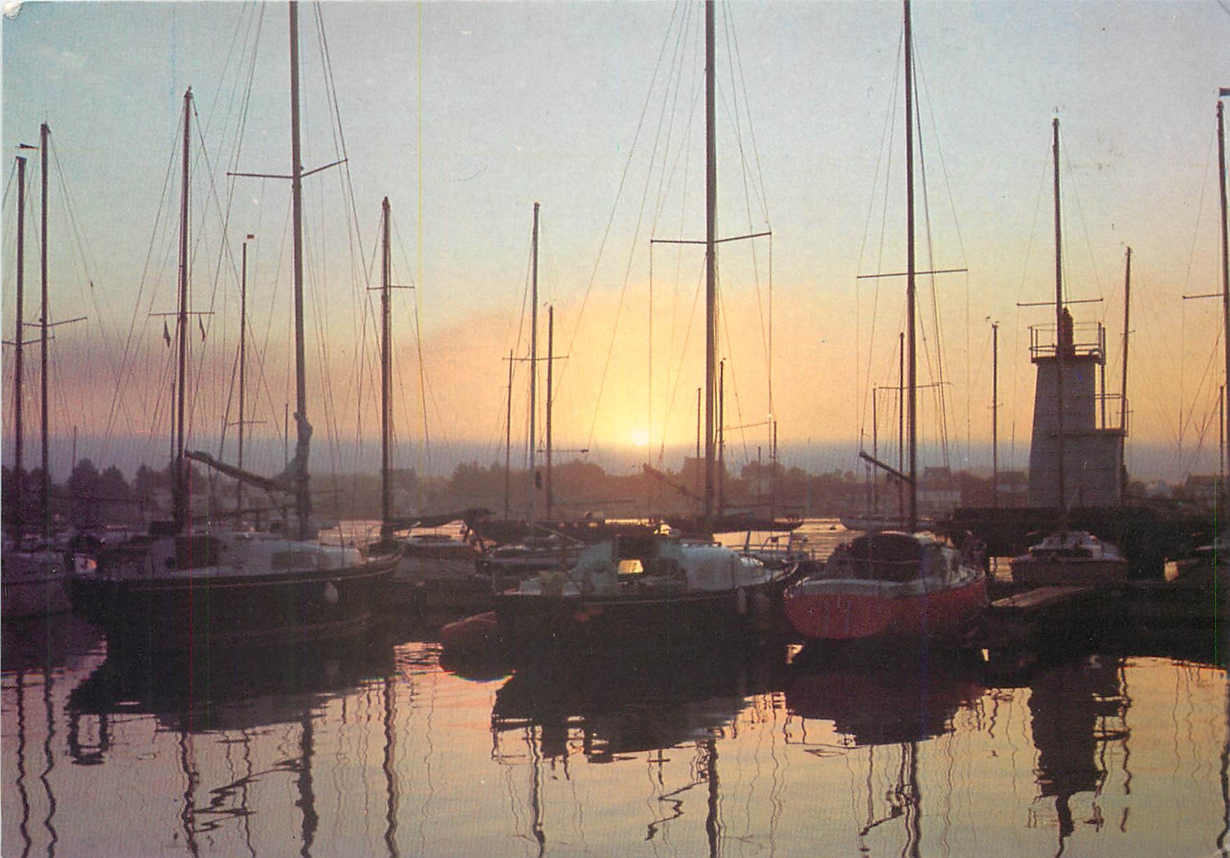 CPM Les beaux voillers de Jean Andre Rochelle Lever de Soleil sur la Flottille
