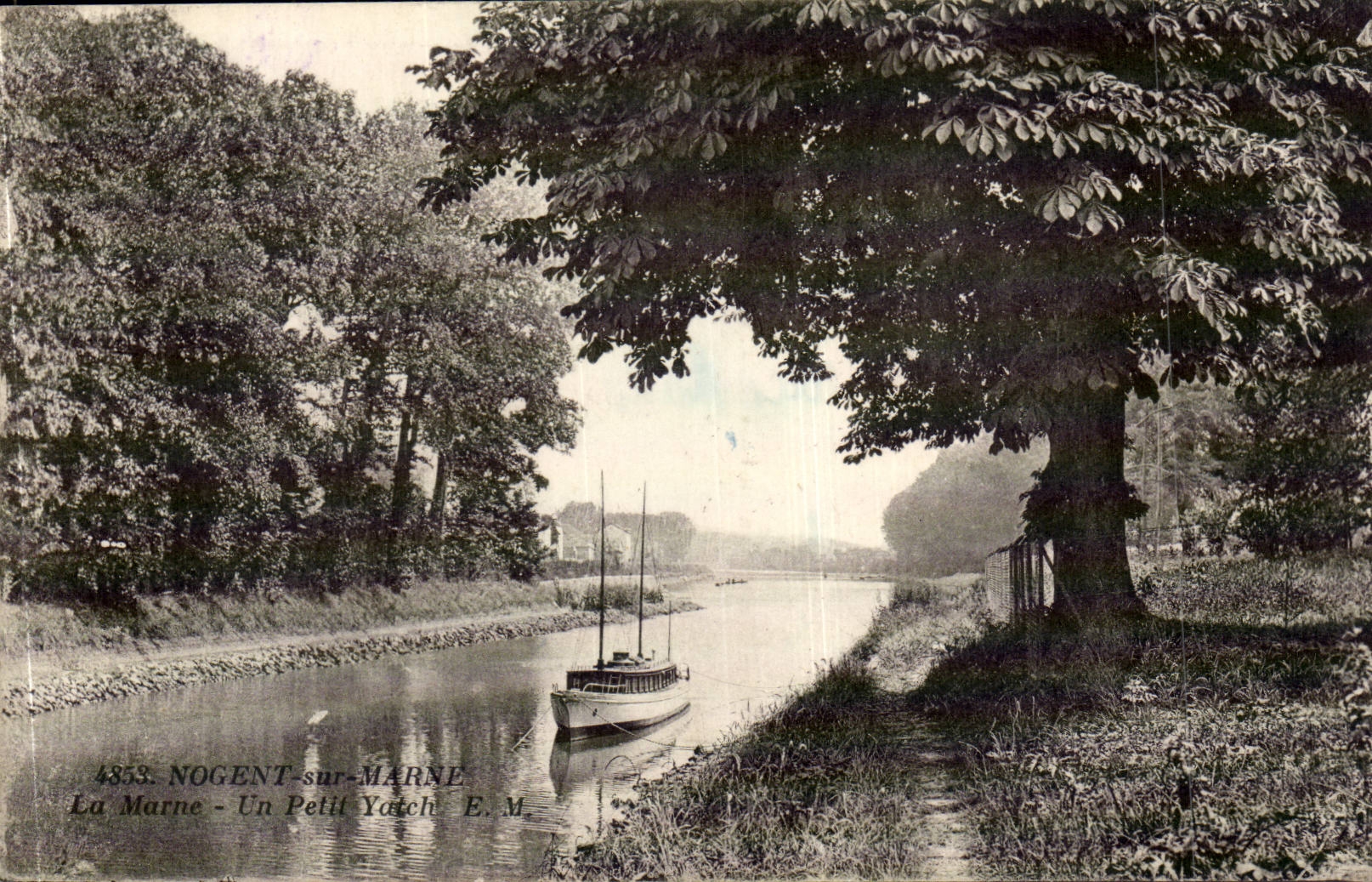 Nogent sur Marne CPA La Marne Un petit yacht