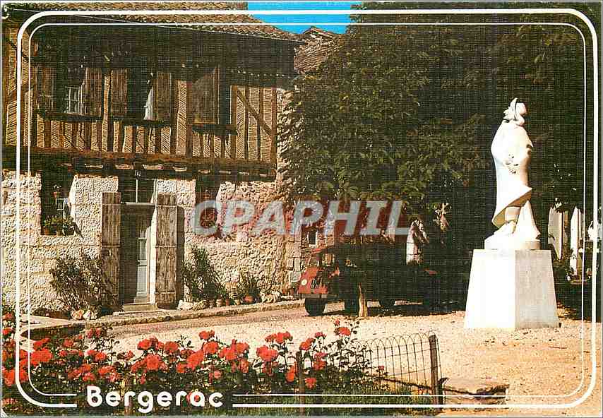 CPM Bergerac (Dordogne) Place du Dr Cayla Statue de Cyrano