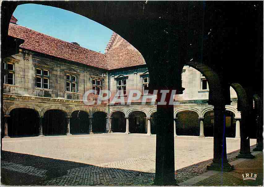 La Cour intérieure du Palais Granvelle — Besançon (Doubs) — Éditions Hachette
