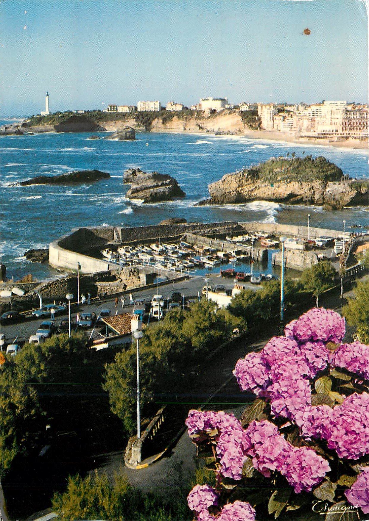 Saint-Jean-de-Luz — Le port des pêcheurs, dans le fond le phare — Les Éditions de la Plage