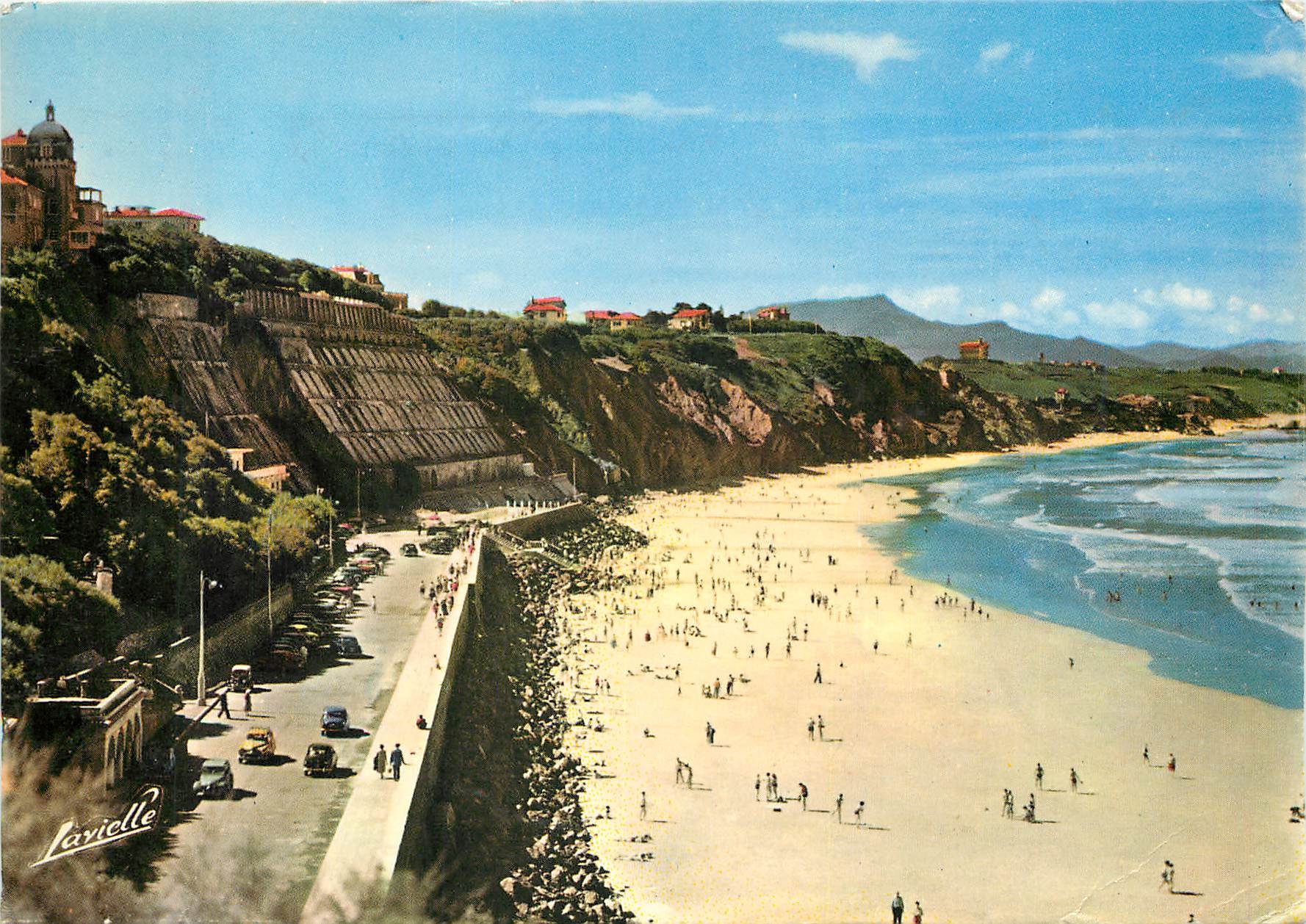 CPM Biarritz (Pyr Atl) La Plage de la cote des Basques au fond la Rhune