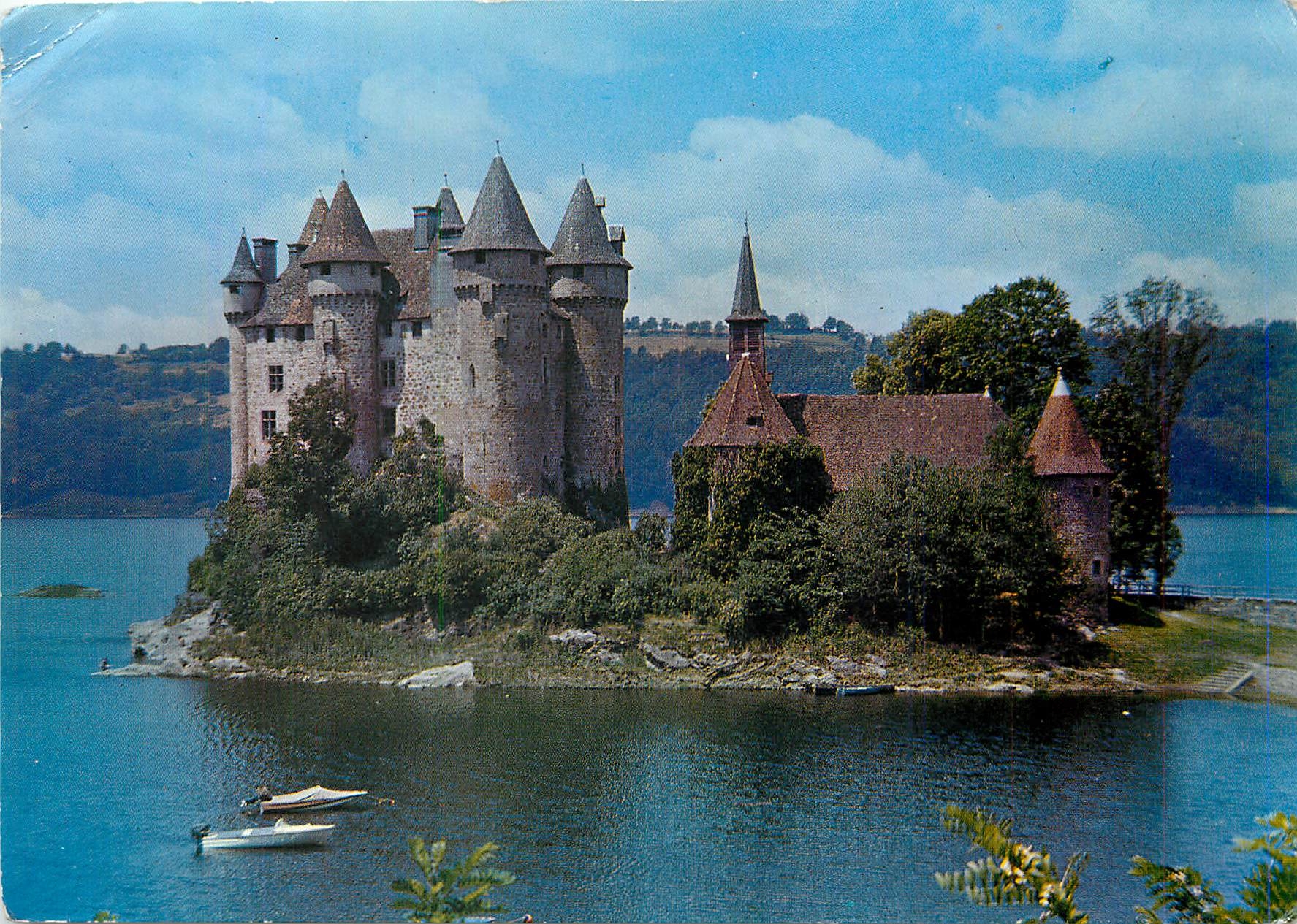 CPM Bort les Orgues (Correze) Le chateau de Val (XVe s) et sa vieille Eglise