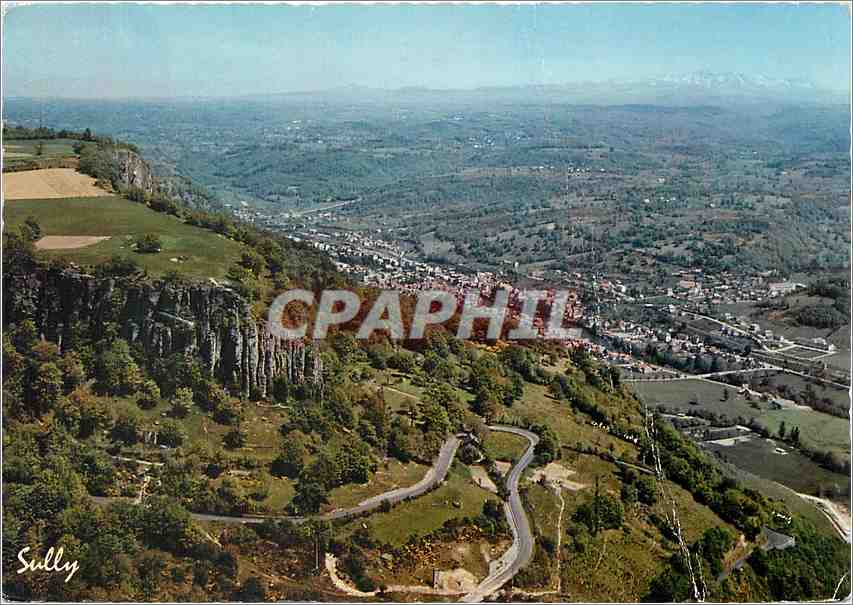 CPM Bort les Orgues (Correze) alt 432 m a gauche le Plateau des Orgues alt 740 m dans le fond la cha