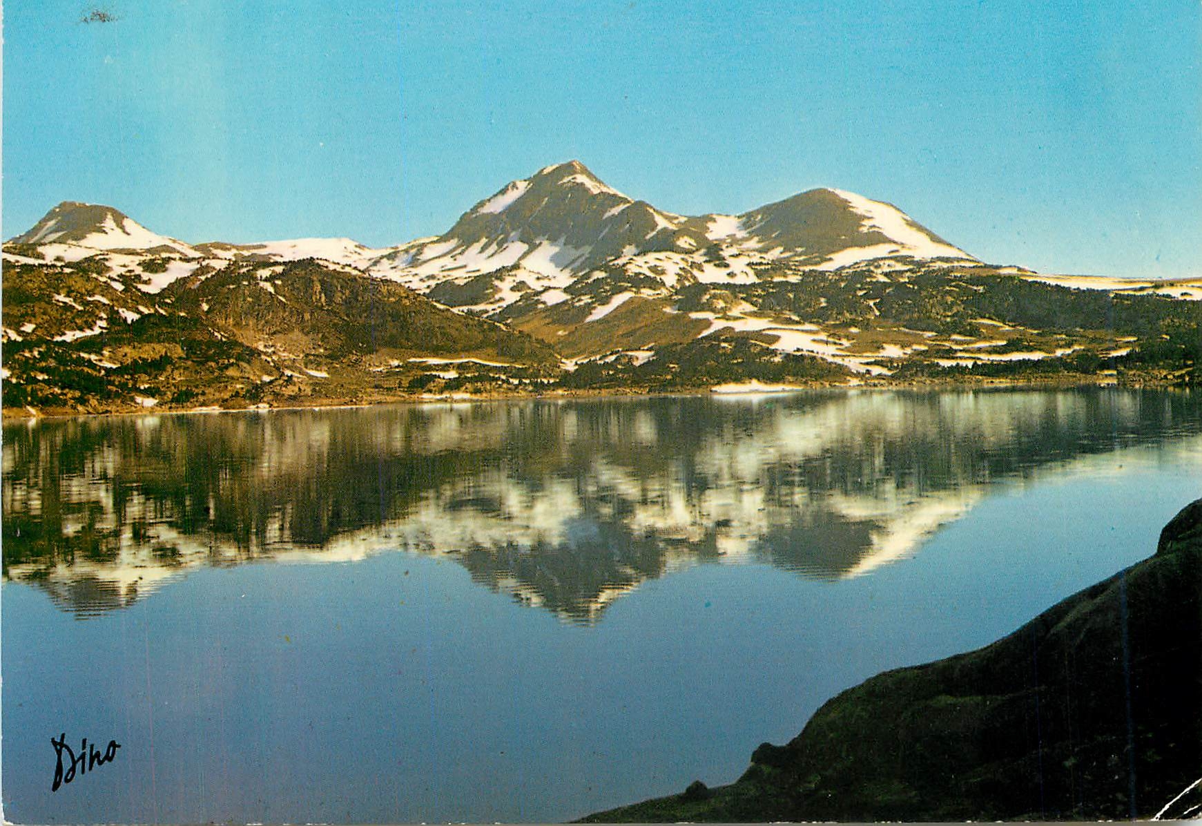 CPM Lumiere et Couleurs de la Cerdagne Lac des Bouillouses alt 2015 m Reflet dans le lac des Pics Pe