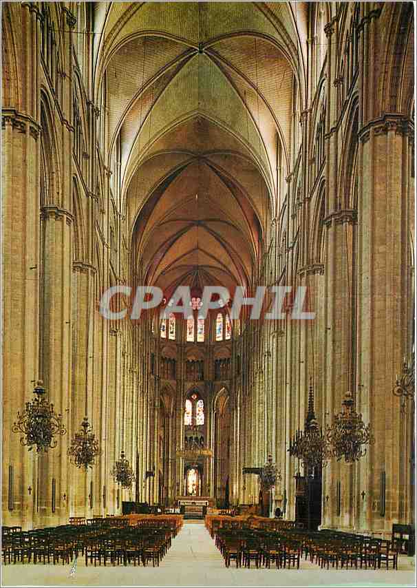 CPM Bourges (Cher) en Berry La Cathedrale Saint Etienne la Nef (Longueur 124 m hauteur 37 m)