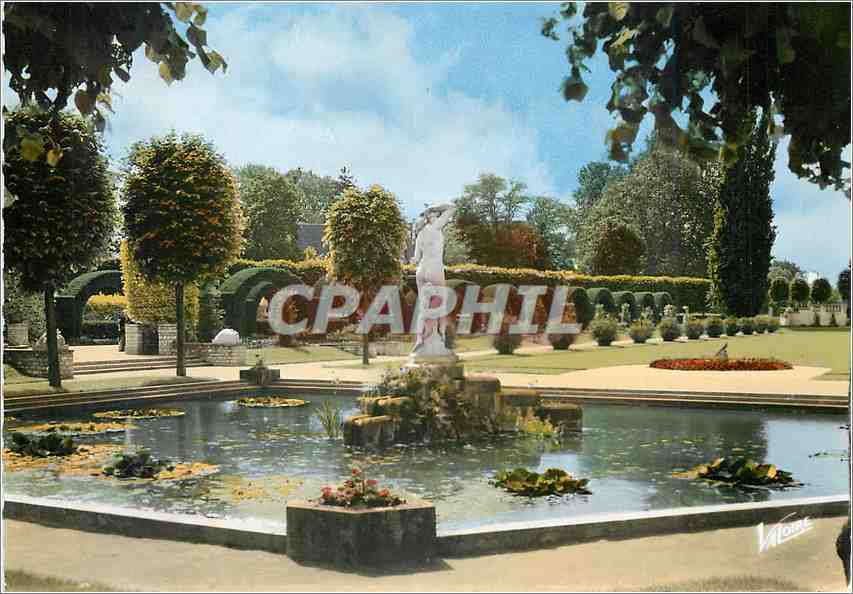 CPM Bourges (Cher) Les Merveilles du Berry Le jardin des pres Fichaux le bassin au cadran Solaire