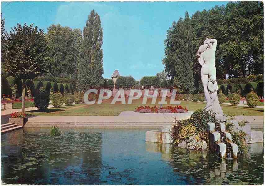 CPM Bourges (Cher) Les Jardins des Pres Fichaux Le bassin et la Statue de Diane