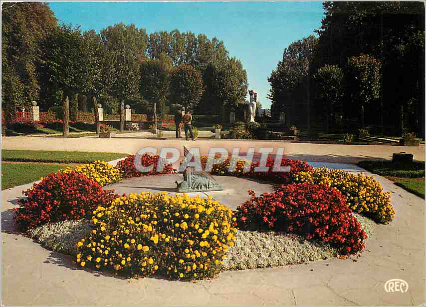 CPM Bourges (Cher) Le Jardin des Pres Fichaux Le cadran solaire Statue de Diane