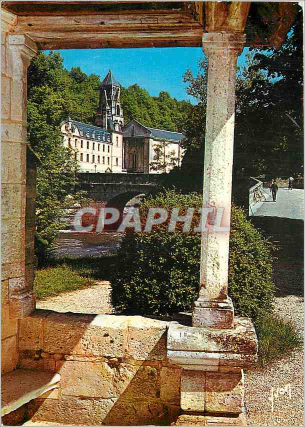 CPM En Perigord Pays des Truffes et des Chateaux Bratome (Dordogne) L'Ancienne Abbaye L'Eglise et le