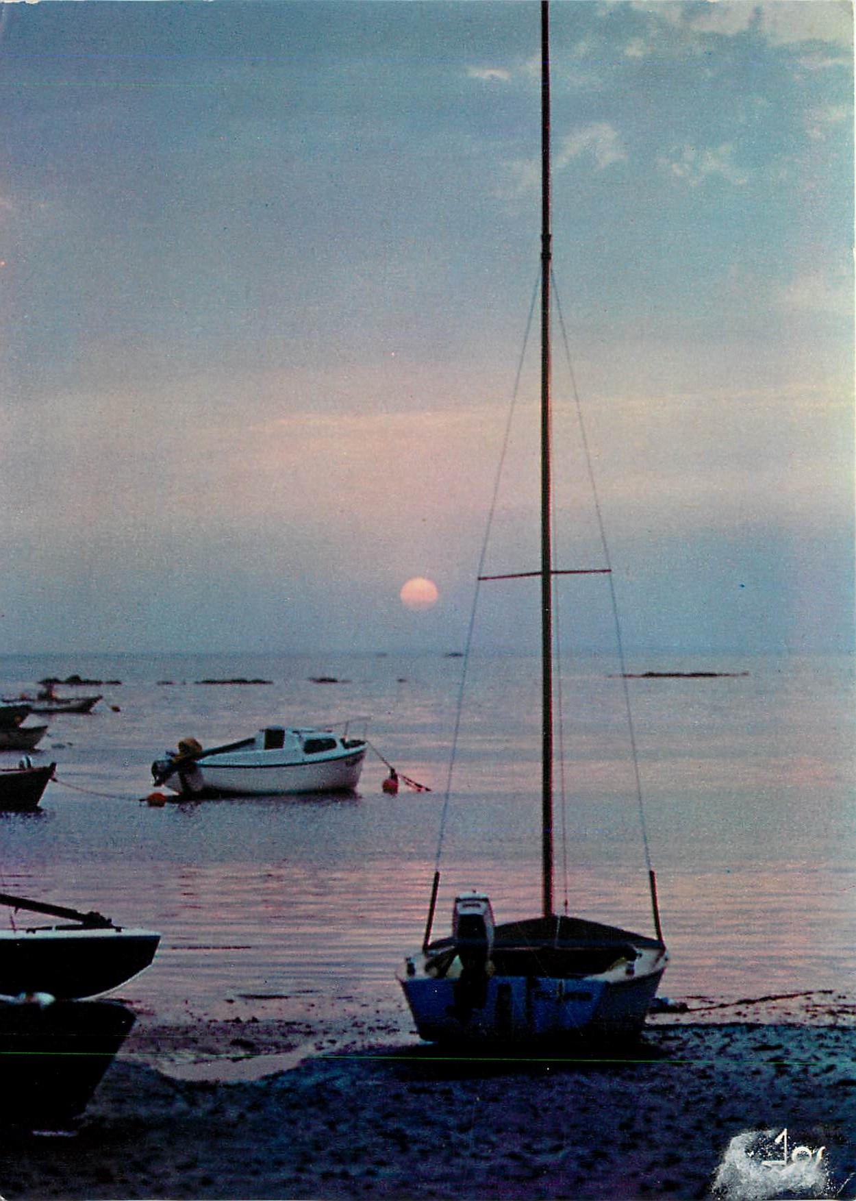 Coucher de soleil sur la plage — bateaux au repos — Imprimée en France, B.V. 6015