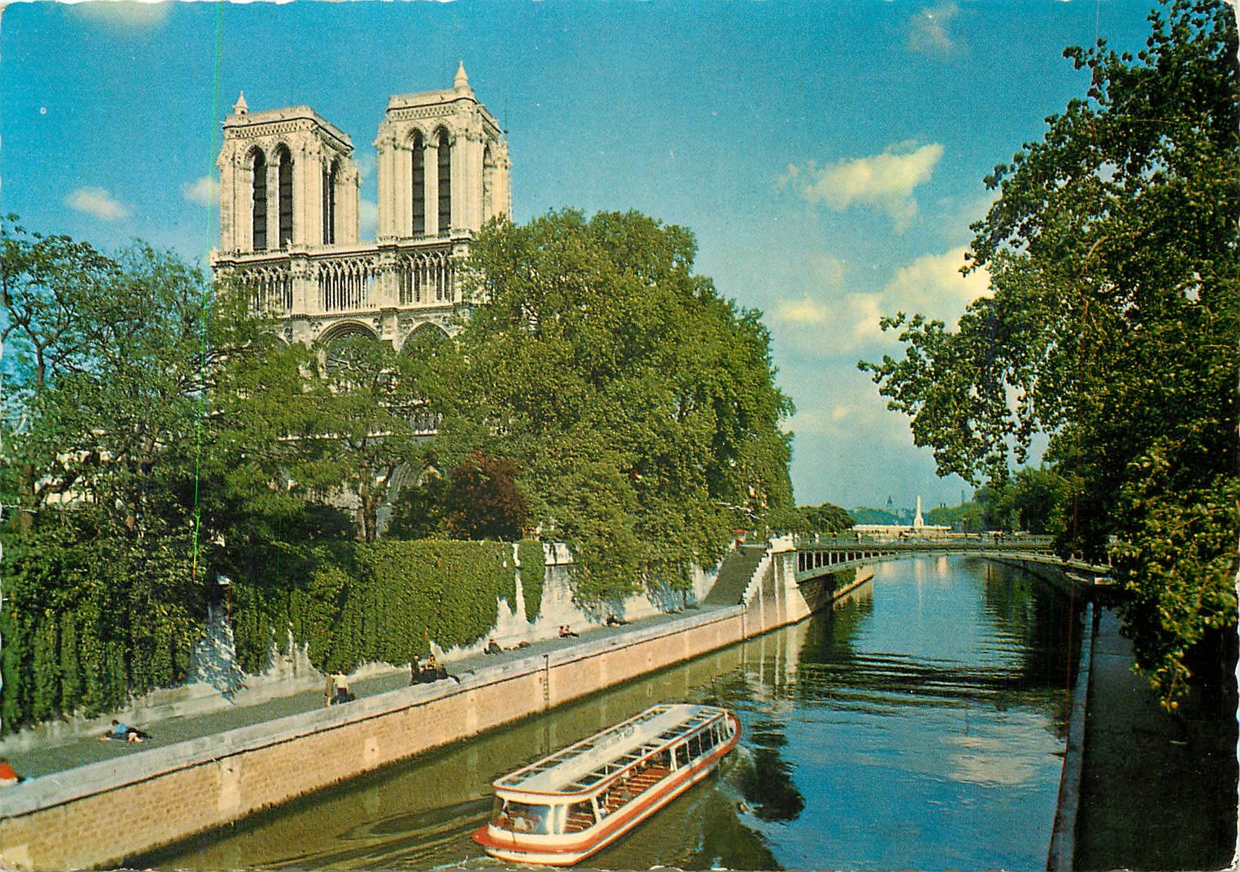 CPM Paris Notre Dame et la Seine Bateau Peniche