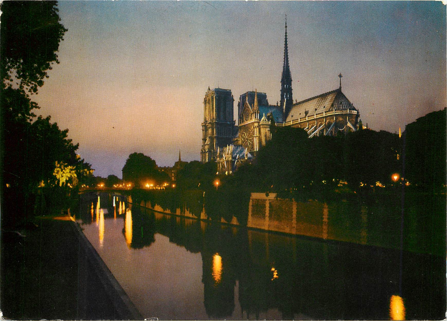 CPM Paris La nuit N D de Paris illuminee et un bras de la Seine