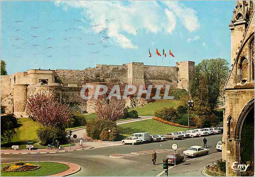 CPM Caen (Calvados) Les Remparts du chateau a droite le portail de l'eglise Saint Pierre