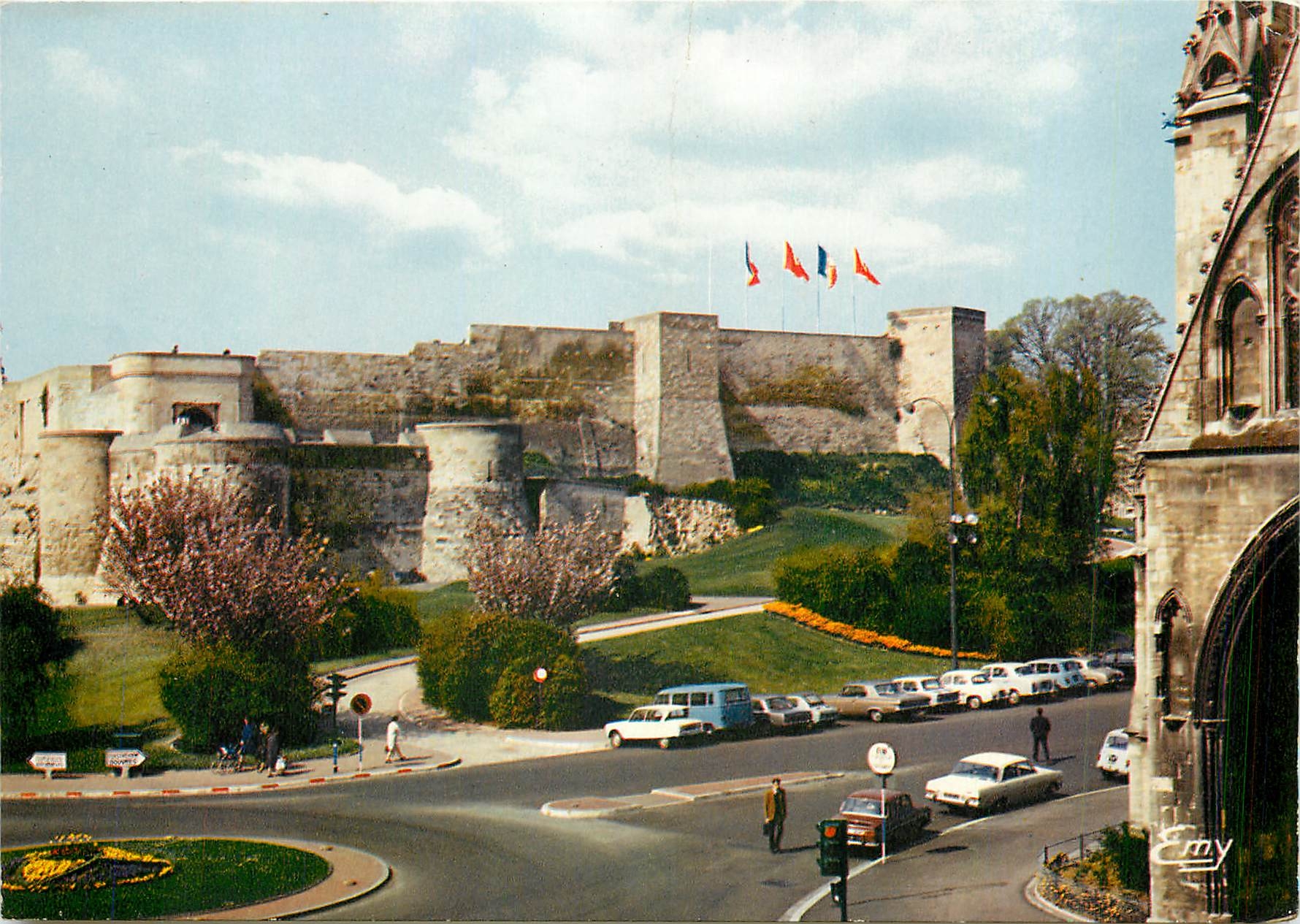 CPM Caen (Calvados) Les remparts du chateau a droite le portail de l'Eglise Saint Pierre