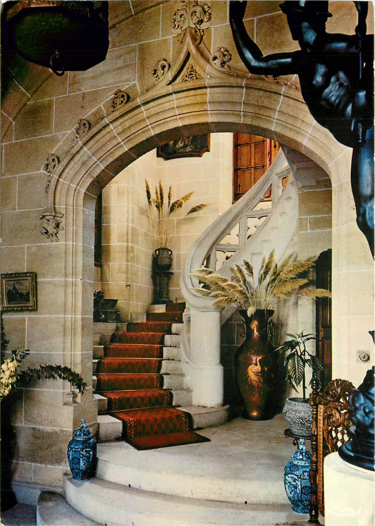 Der Große Treppenaufgang — Schloss Montfort in Vitrac (15. Jahrhundert) — Combier Imprimeur Magort