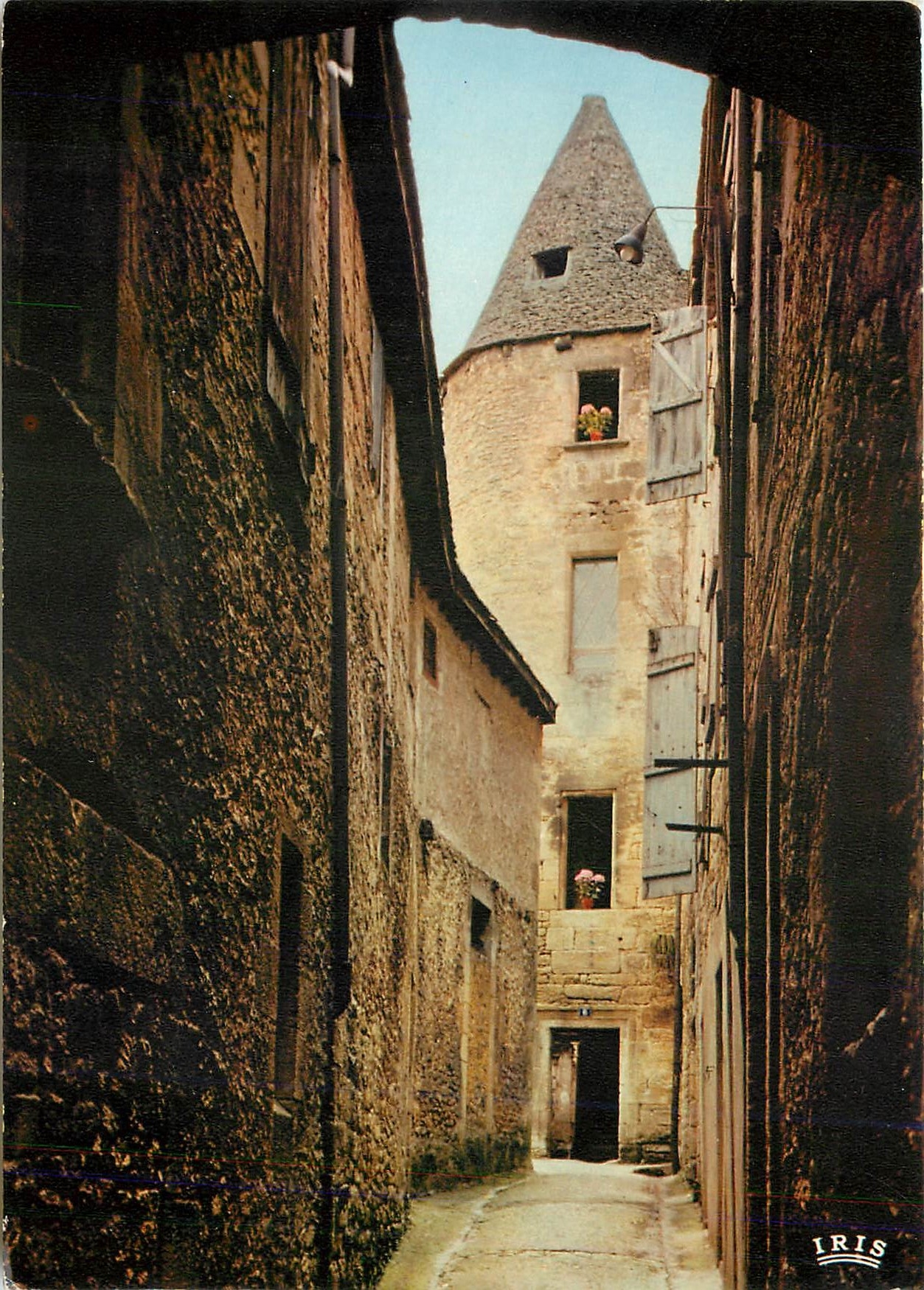 Sarlat (Dordogne) — Une vieille rue pittoresque — IRIS
