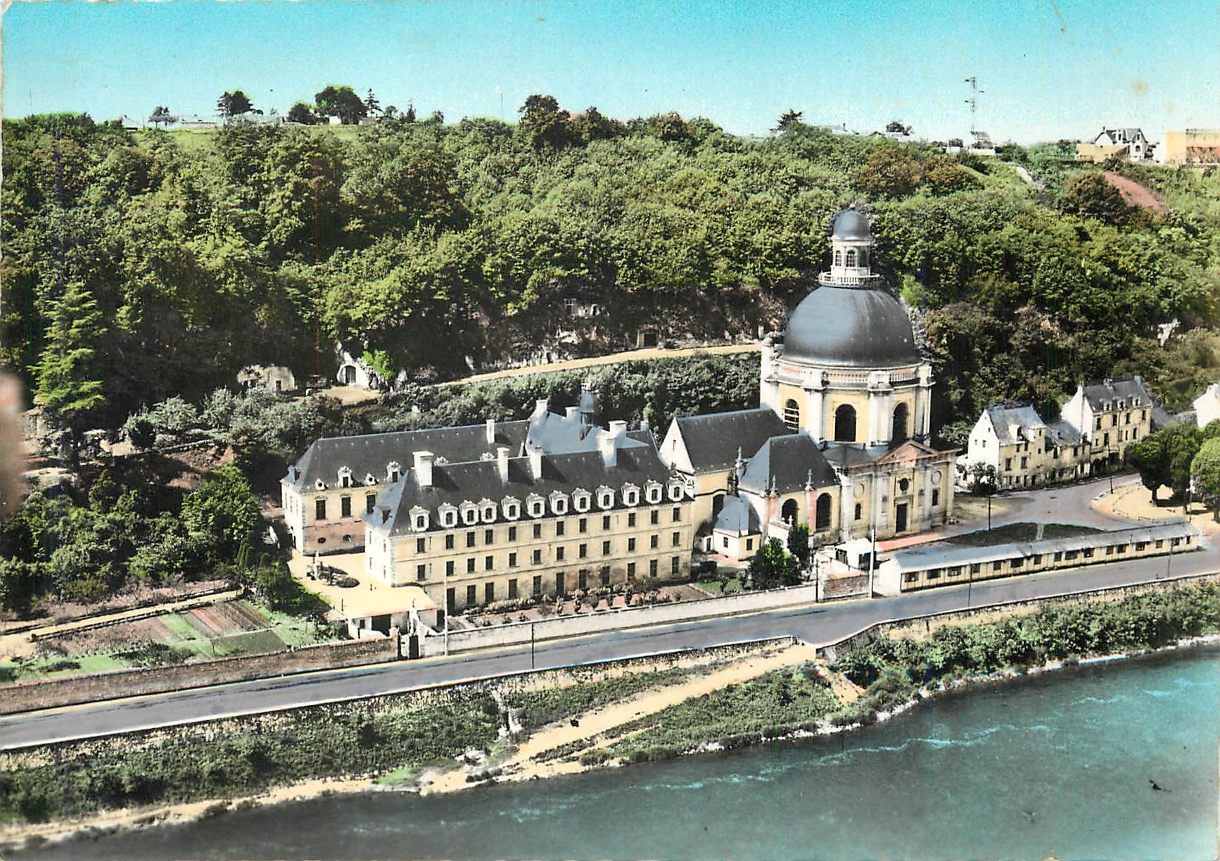 CPM Saumur (Maine et Loire) Notre Dame des Ardiliers