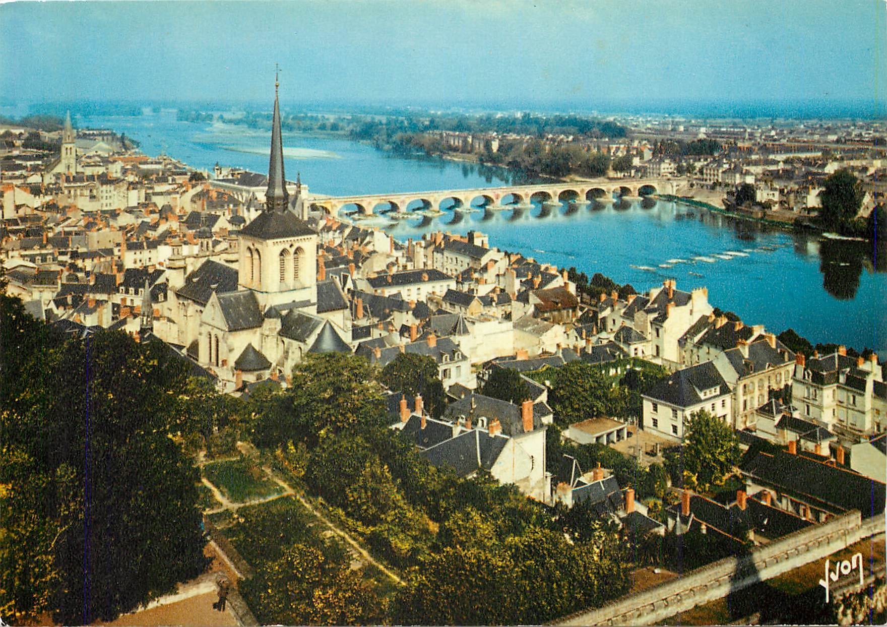 CPM Saumur (Maine et Loire) Vue generale Le Pont Cesar sur la Loire