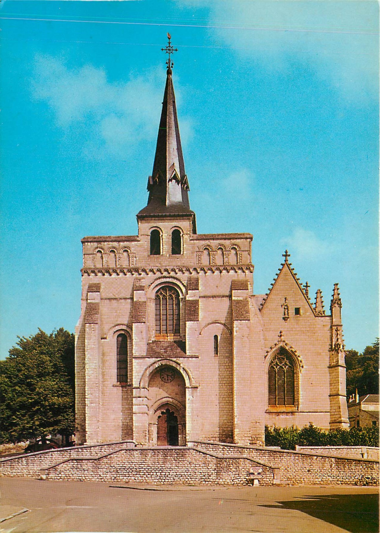 CPM en Anjou Saumur (Maine et Loire) Eglise N D de Nantilly (XIe et XIIe s)