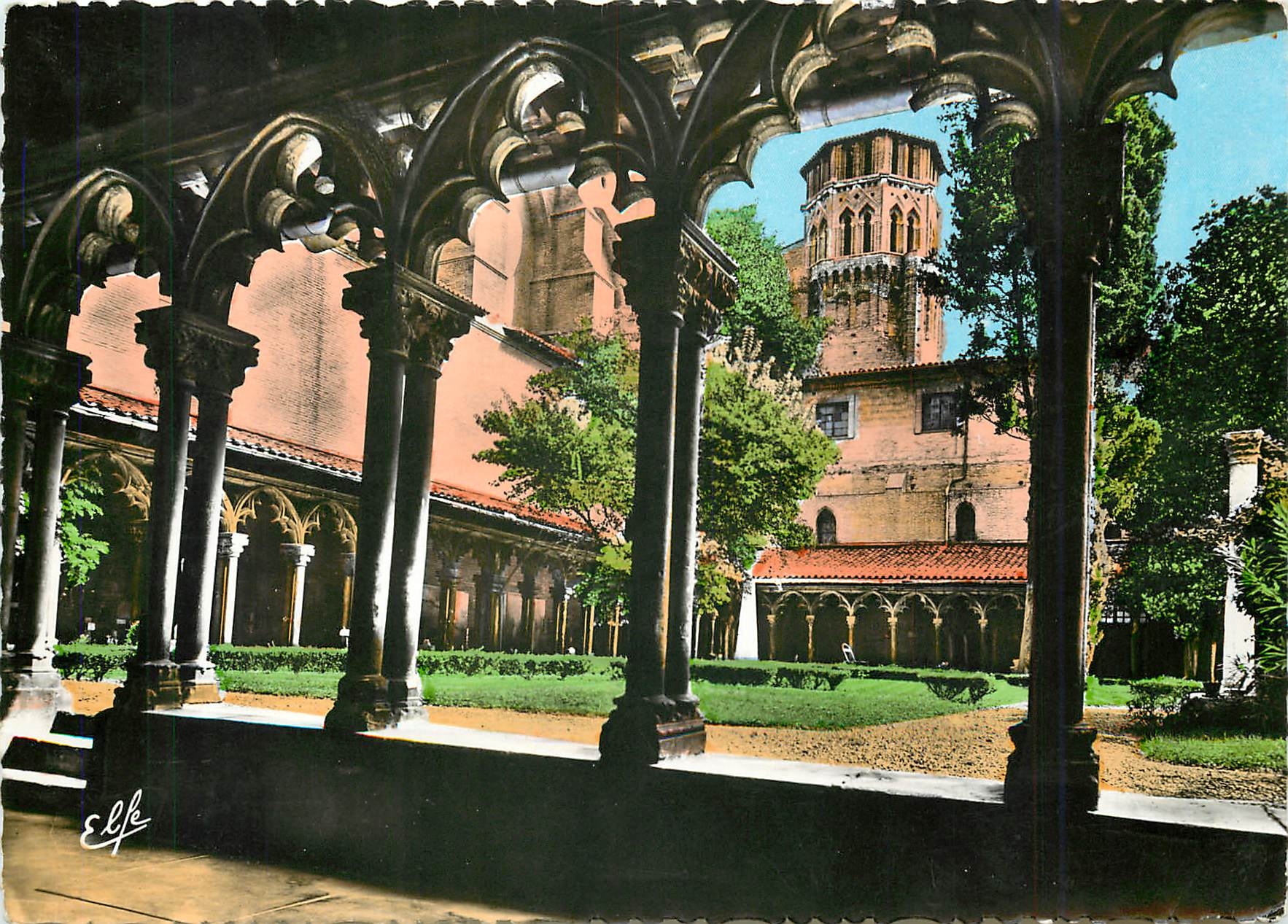CPM Toulouse La Ville Rose Le Cloitre et Tour des Augustins XIVe et XVe s (Musee)